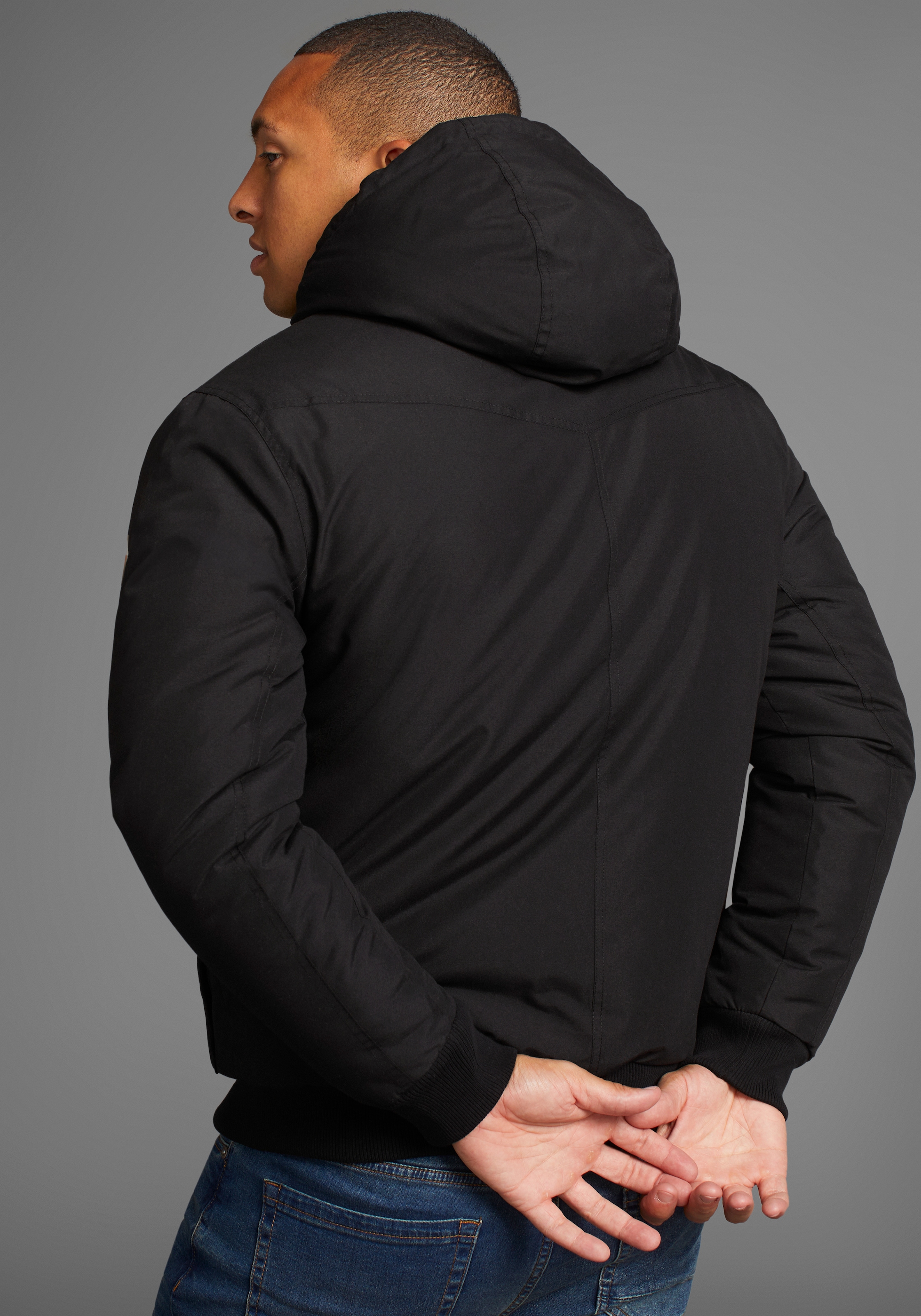 Bruno Banani Winterjacke, mit Kapuze, aus Baumwolle und Polyester, hochschließender Kragen