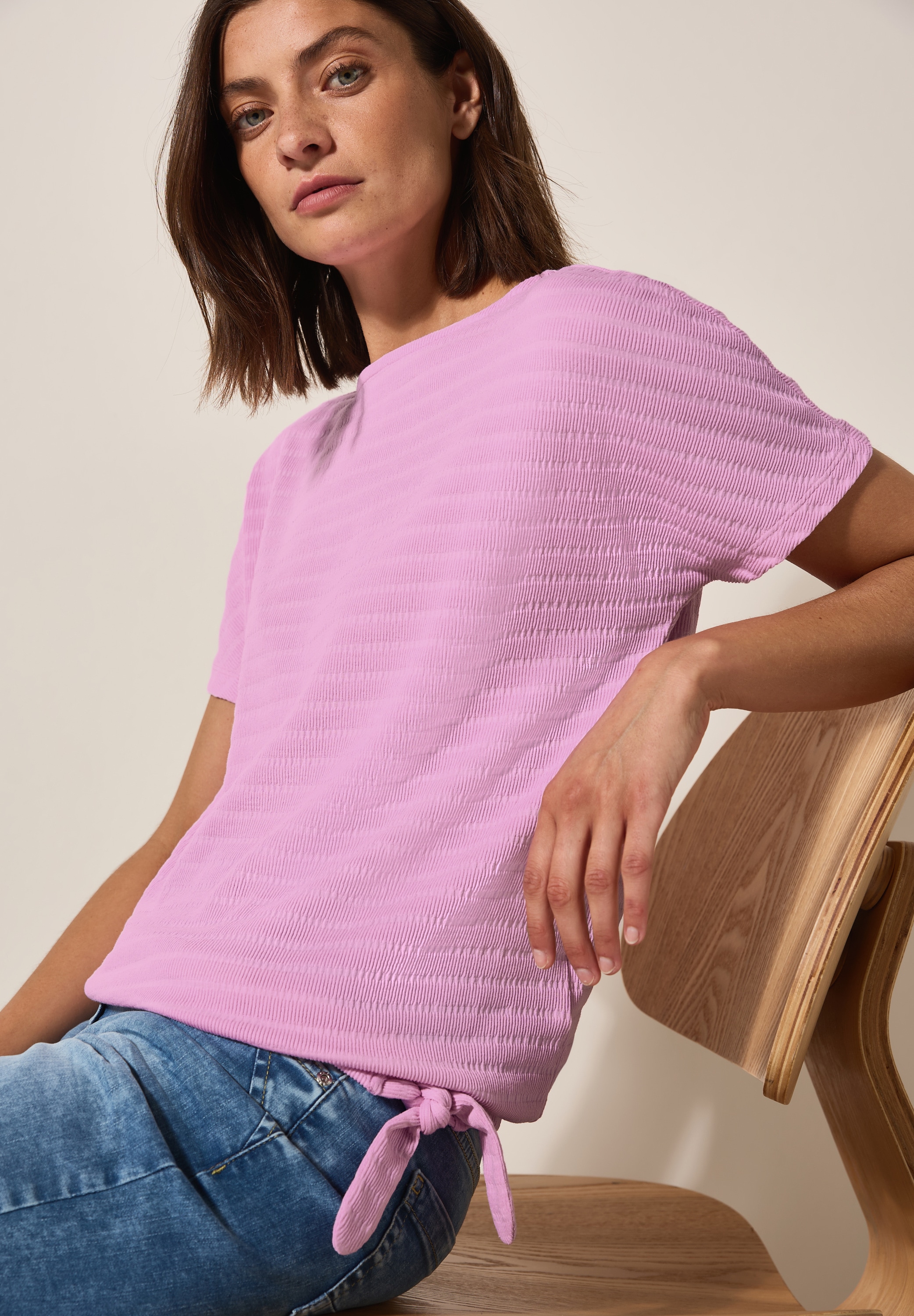 Cecil in Smok-Optik und mit Knoten-Detail