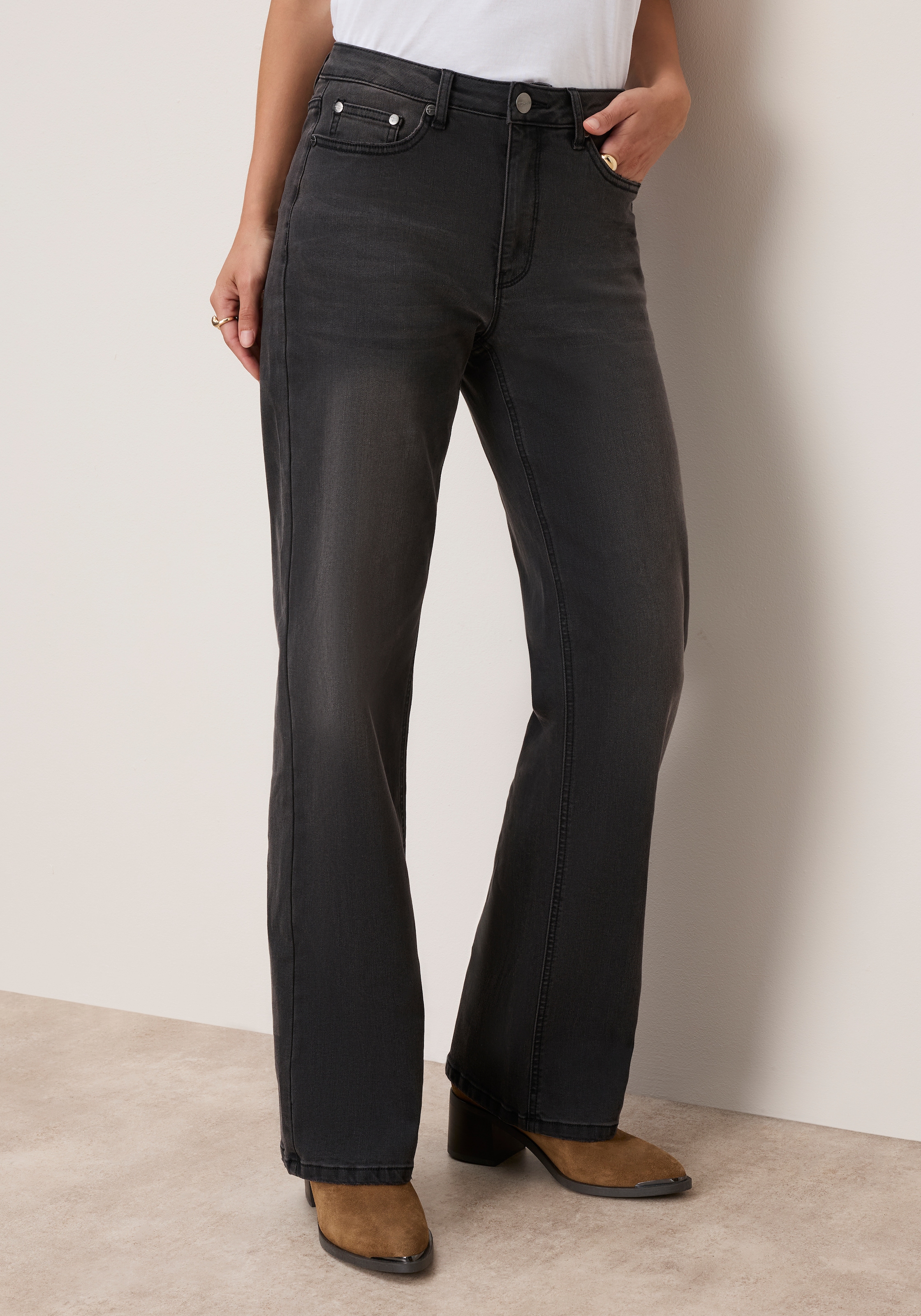 Tamaris Weite Jeans »mit modischer Silhouette und hohem Tragekomfort« hohe Leibhöhe, langer Schnitt, mit Knopf-Applikationen