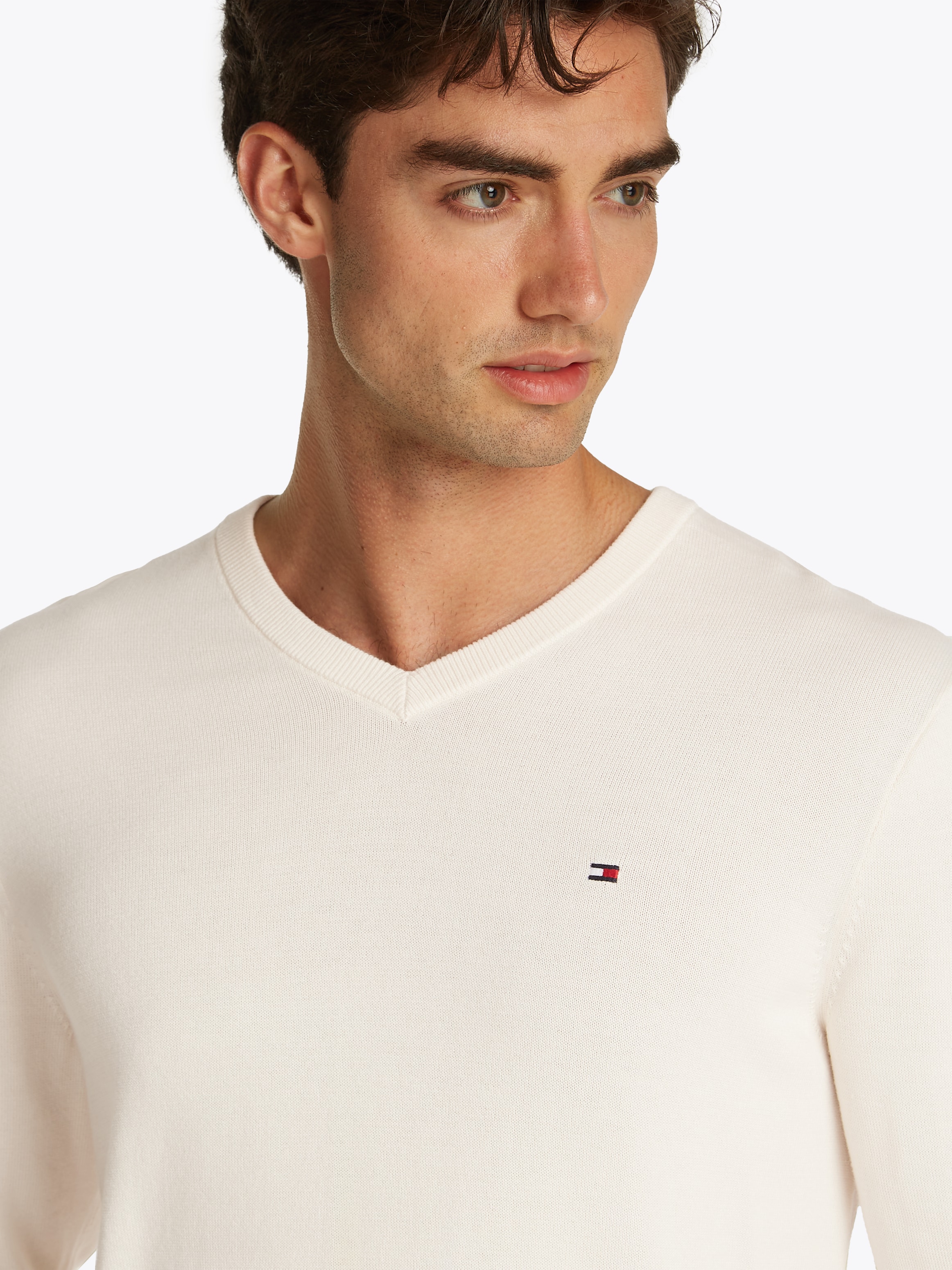 Tommy Hilfiger Strickpullover »ESSENTIAL COTTON V NECK mit V-Ausschnitt und Stickerei« unifarben, casual, regular fit, Baumwolle, V-Ausschnitt
