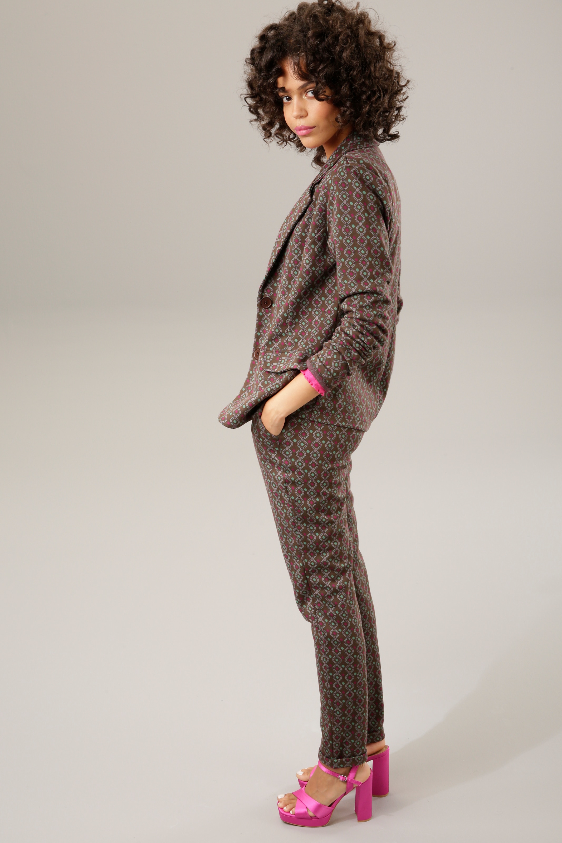 Aniston CASUAL Schlupfhose, mit farbenfrohem, graphischem Muster bei ♕