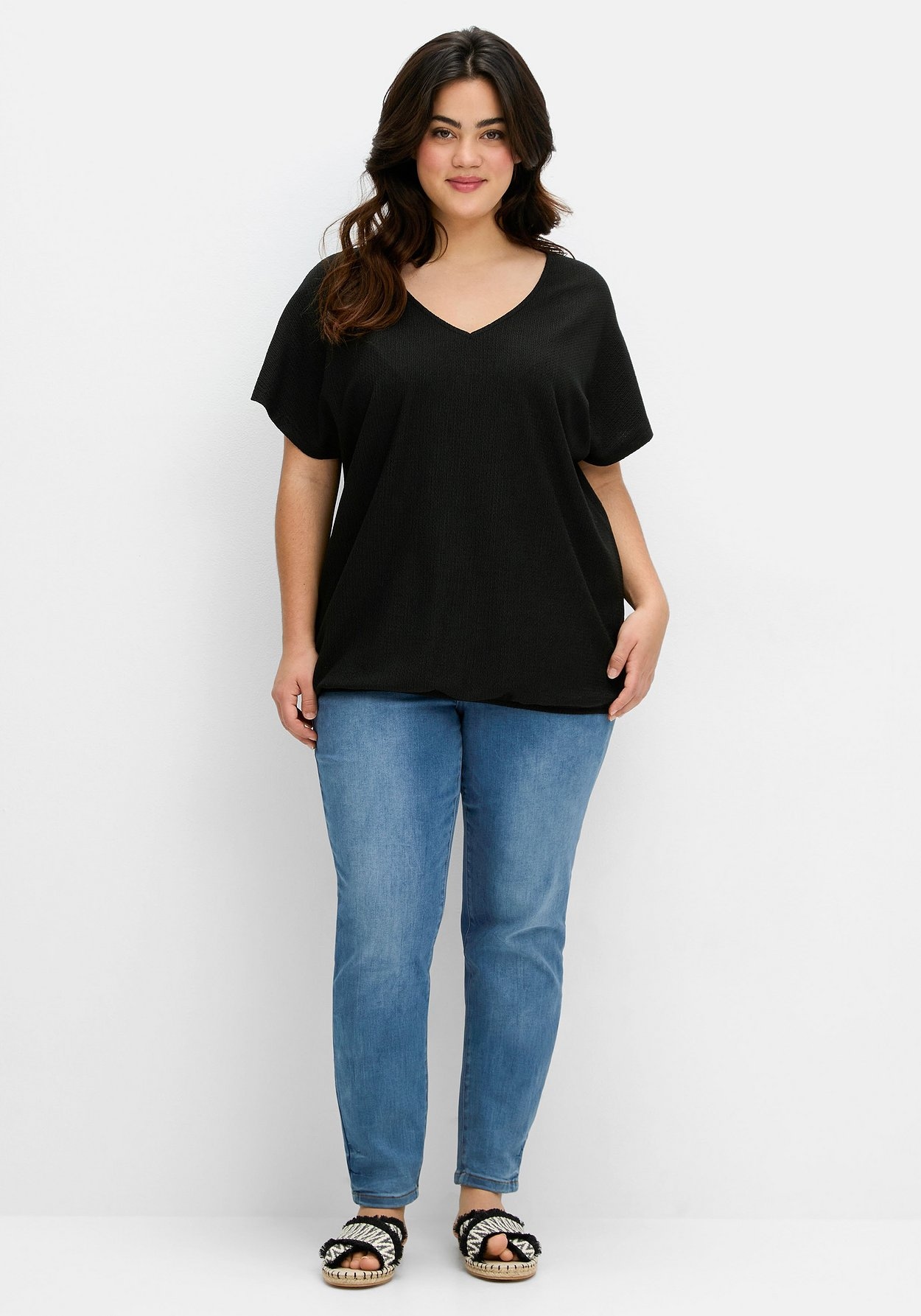 Sheego T-Shirt »Shirt aus Struktur-Jersey, mit Gummizugsaum«