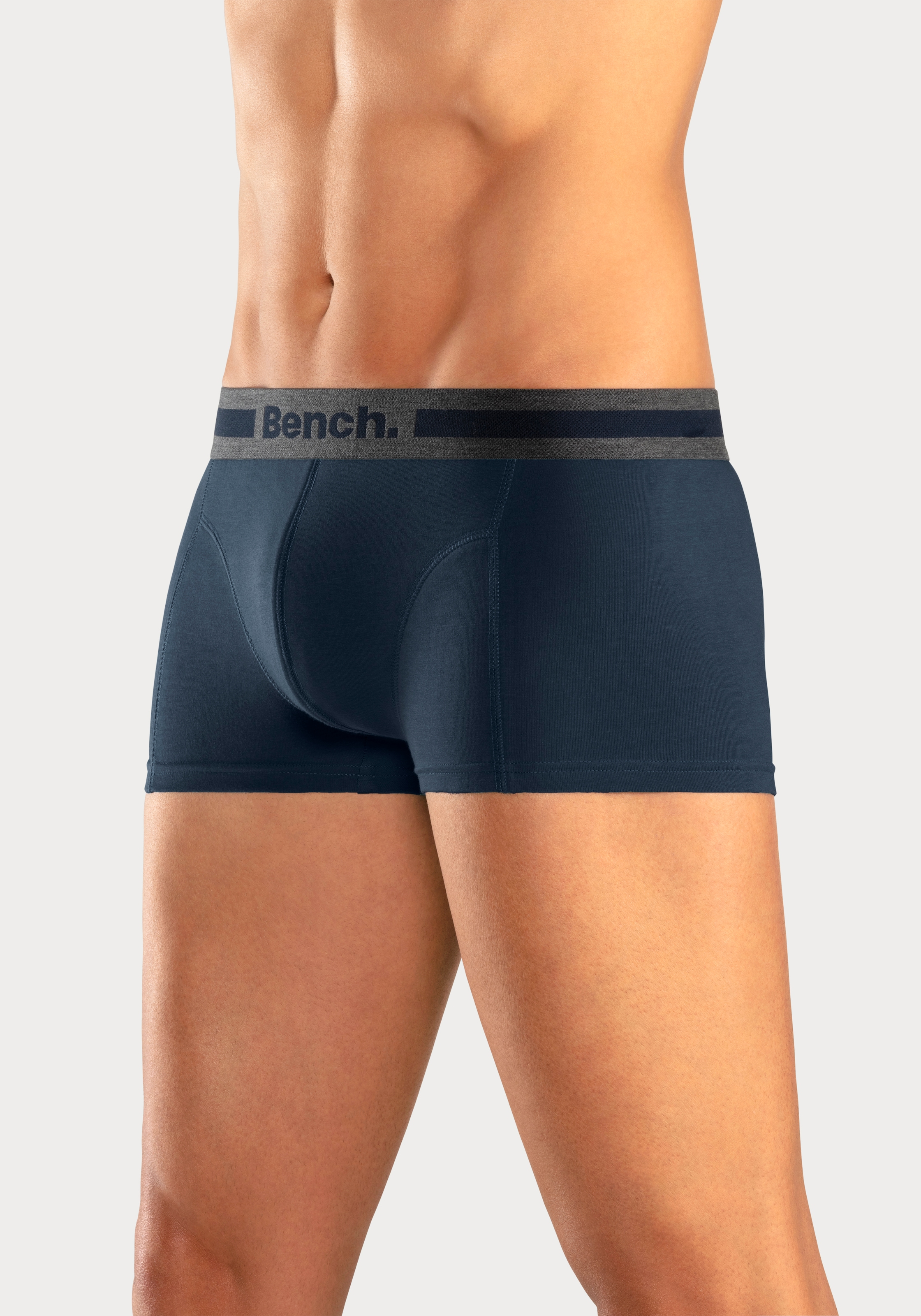 Bench. Boxershorts, (Packung, 4 St.), in Hipster-Form mit Overlock-Nähten vorn