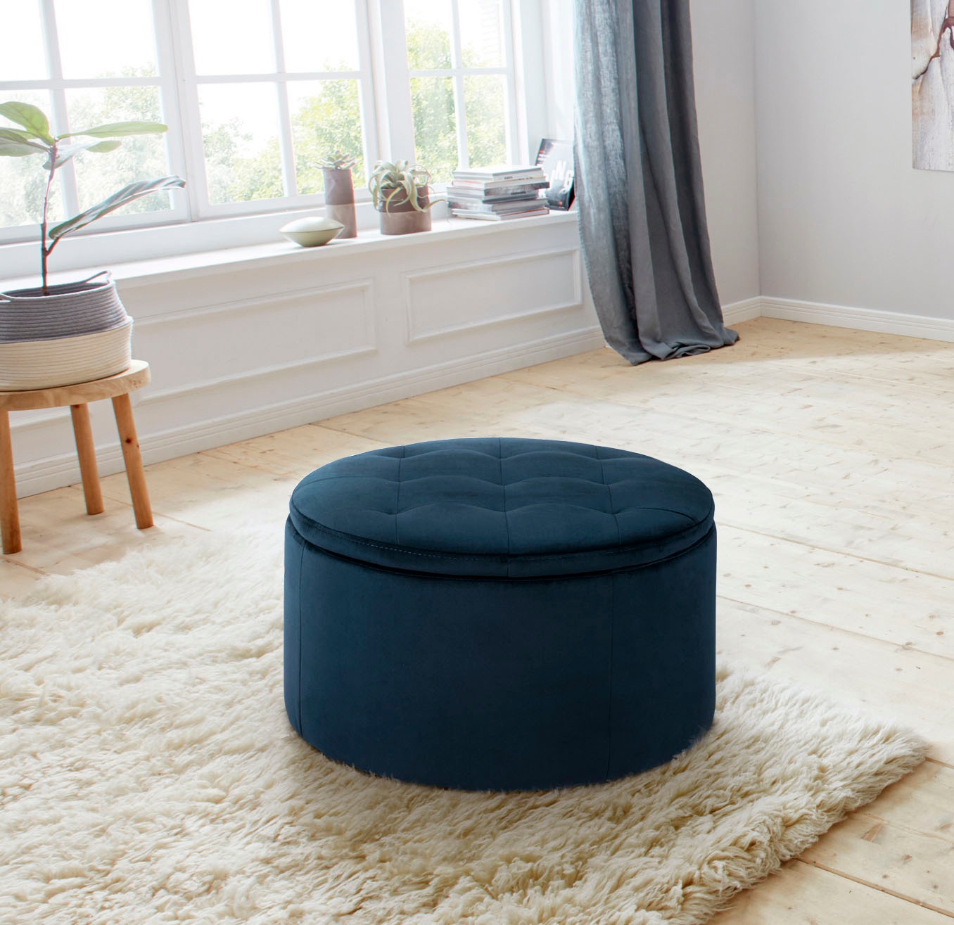 eleganter, dunkelblauer Pouf