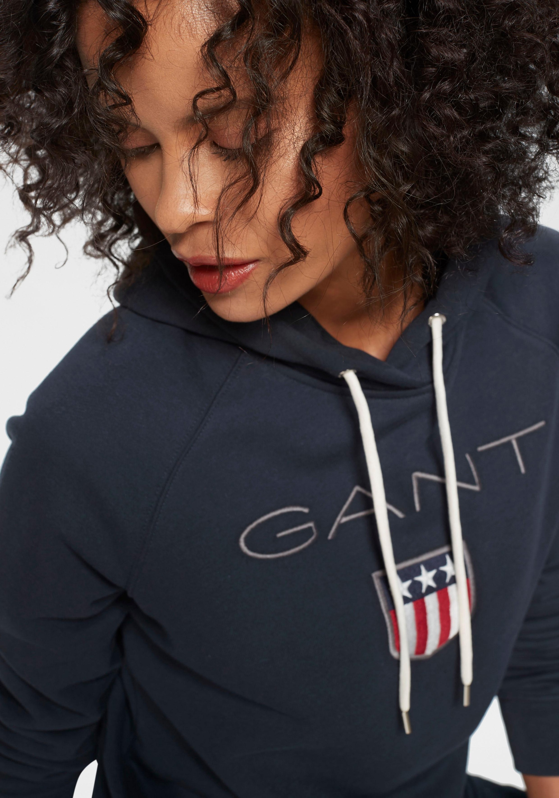 Gant Sweatshirt »GANT SHIELD SWEAT großer mit ♕ vorne Label-Applikation bei HOODIE«