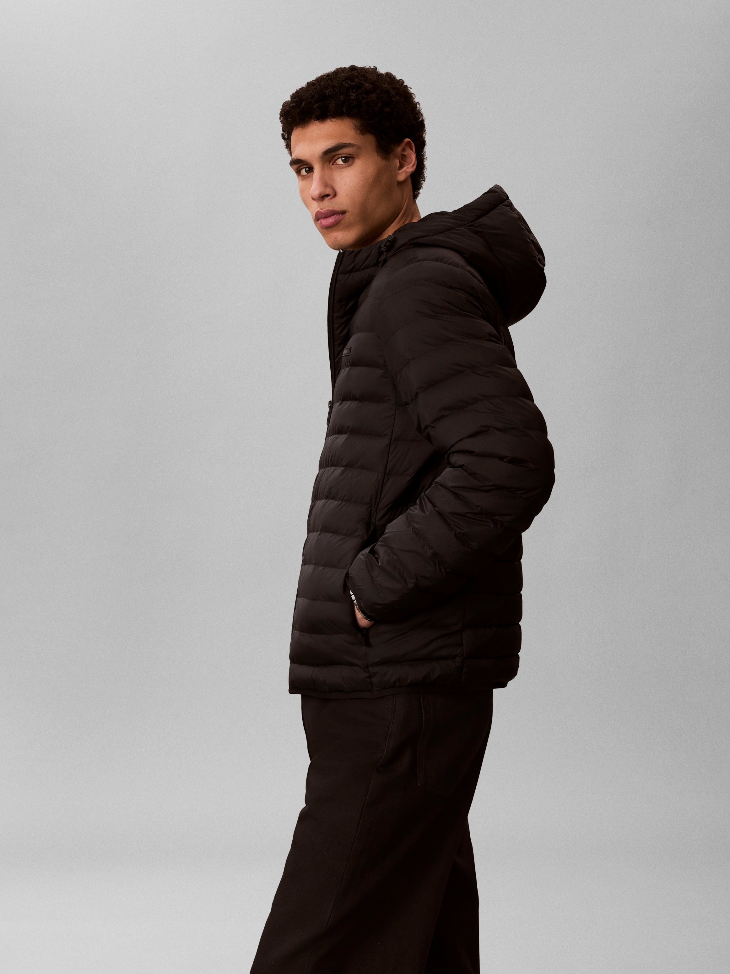 Calvin Klein Funktionsjacke »LS HOODED NYLON CHANNELED PUFFER« mit Kapuze Regular fit, mit Rundhalsausschnitt