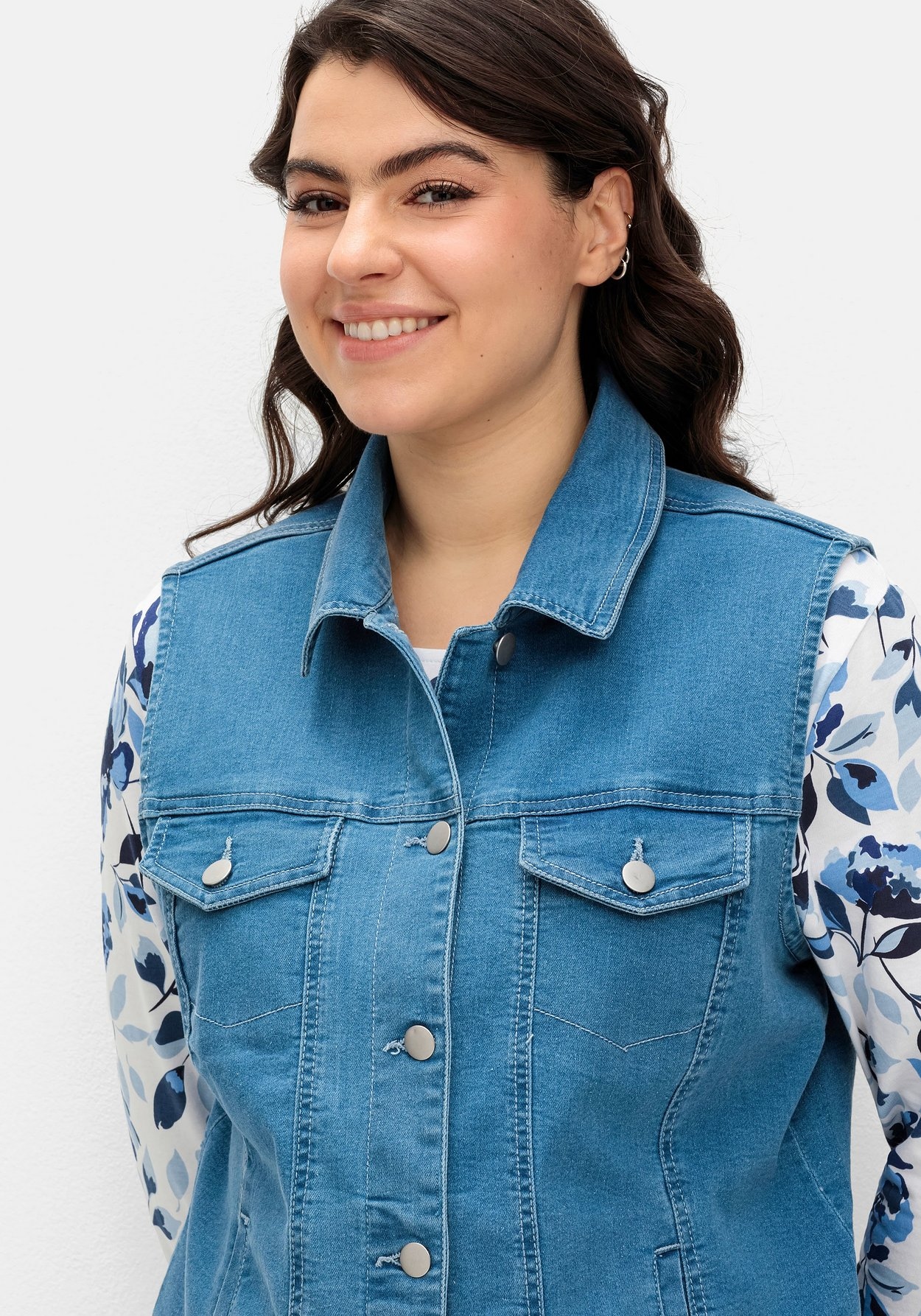 Sheego Jeansweste »Jeansweste in leicht taillierter Form«