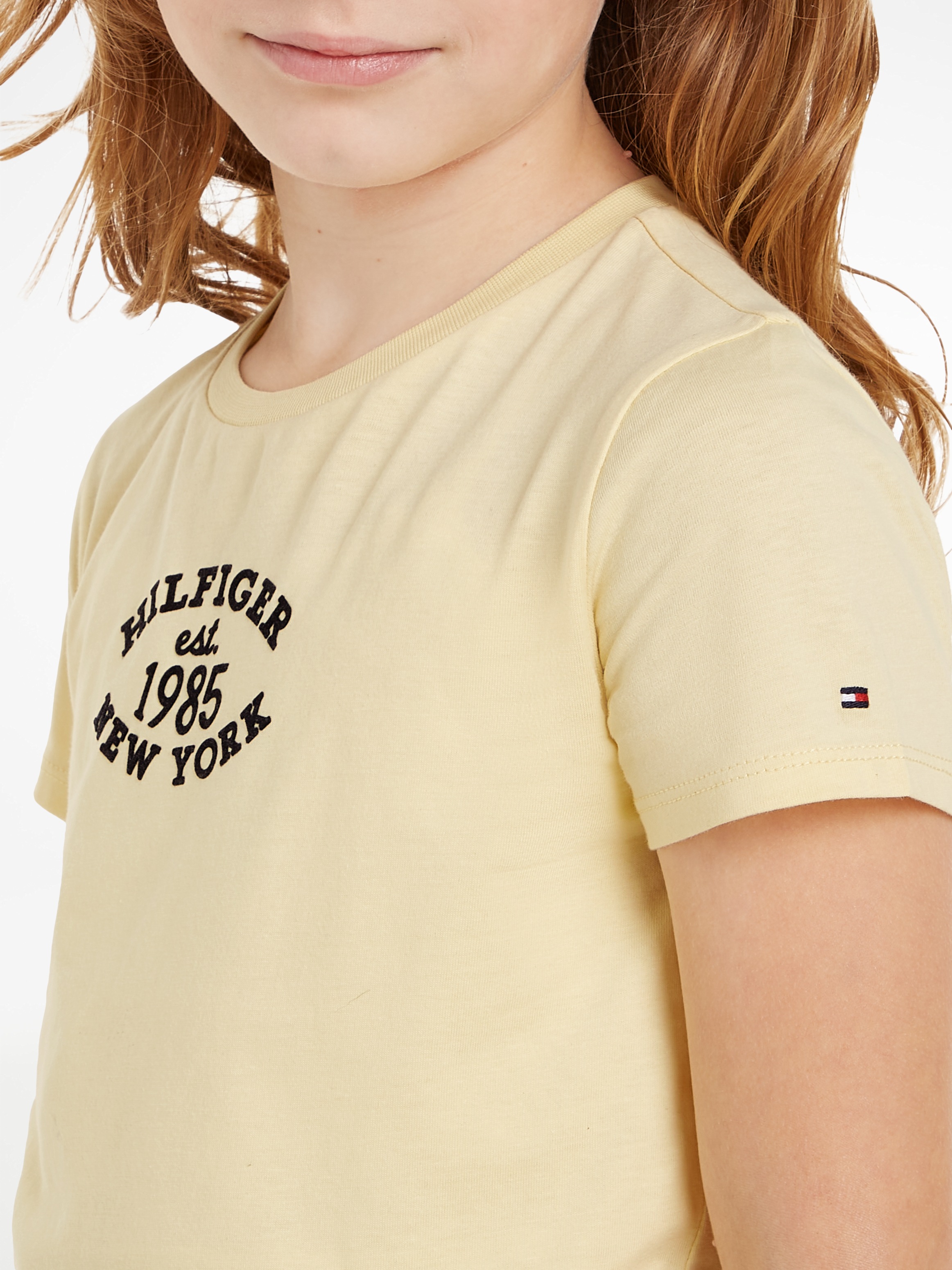 Tommy Hilfiger T-Shirt »MONOTYPE FLOCK«, Kinder bis 16 Jahre mit Logostickerei