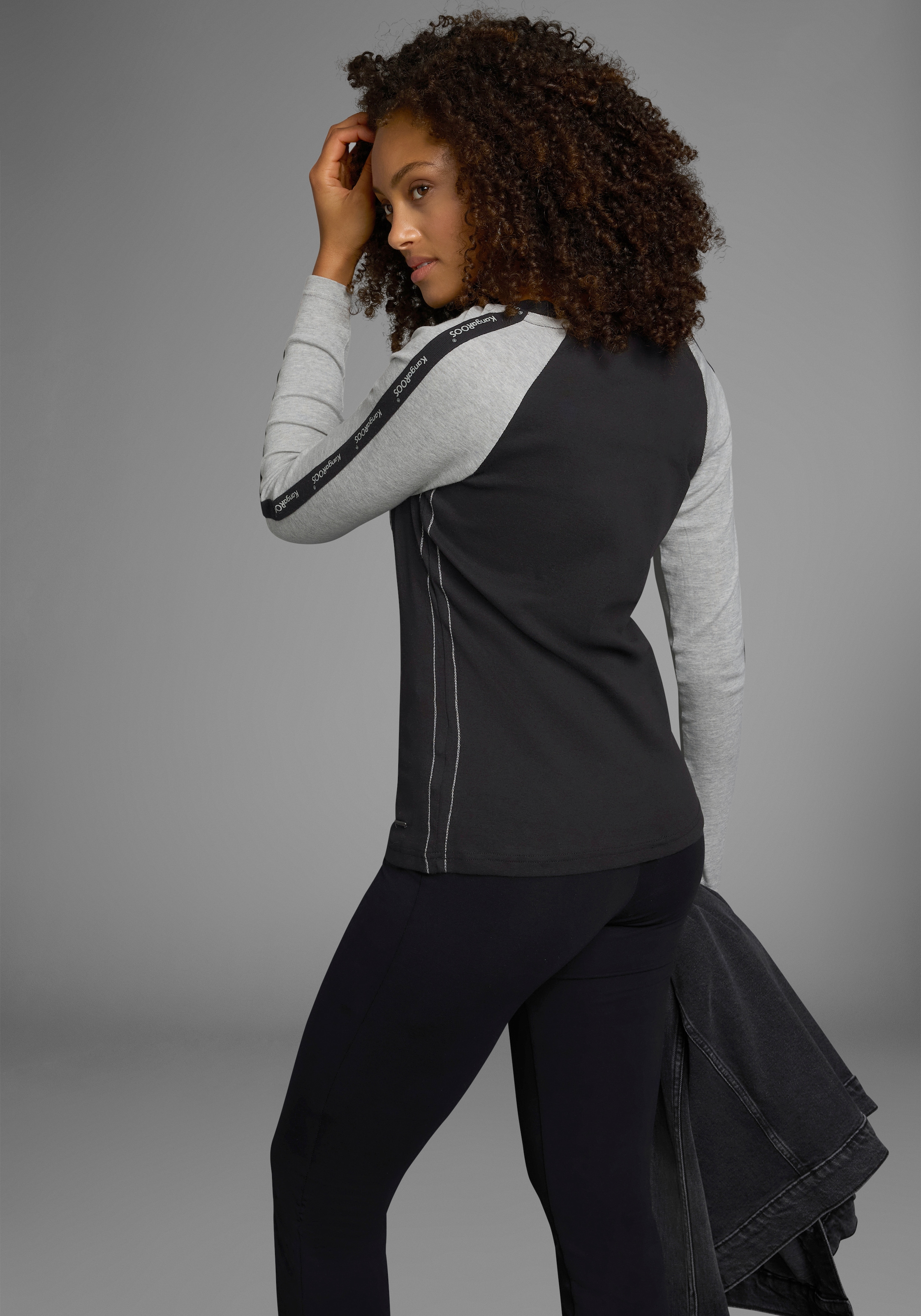 KangaROOS Longsleeve, Langarm, sehr figurbetonte Passform, mit glänzendem Metallic-Druck