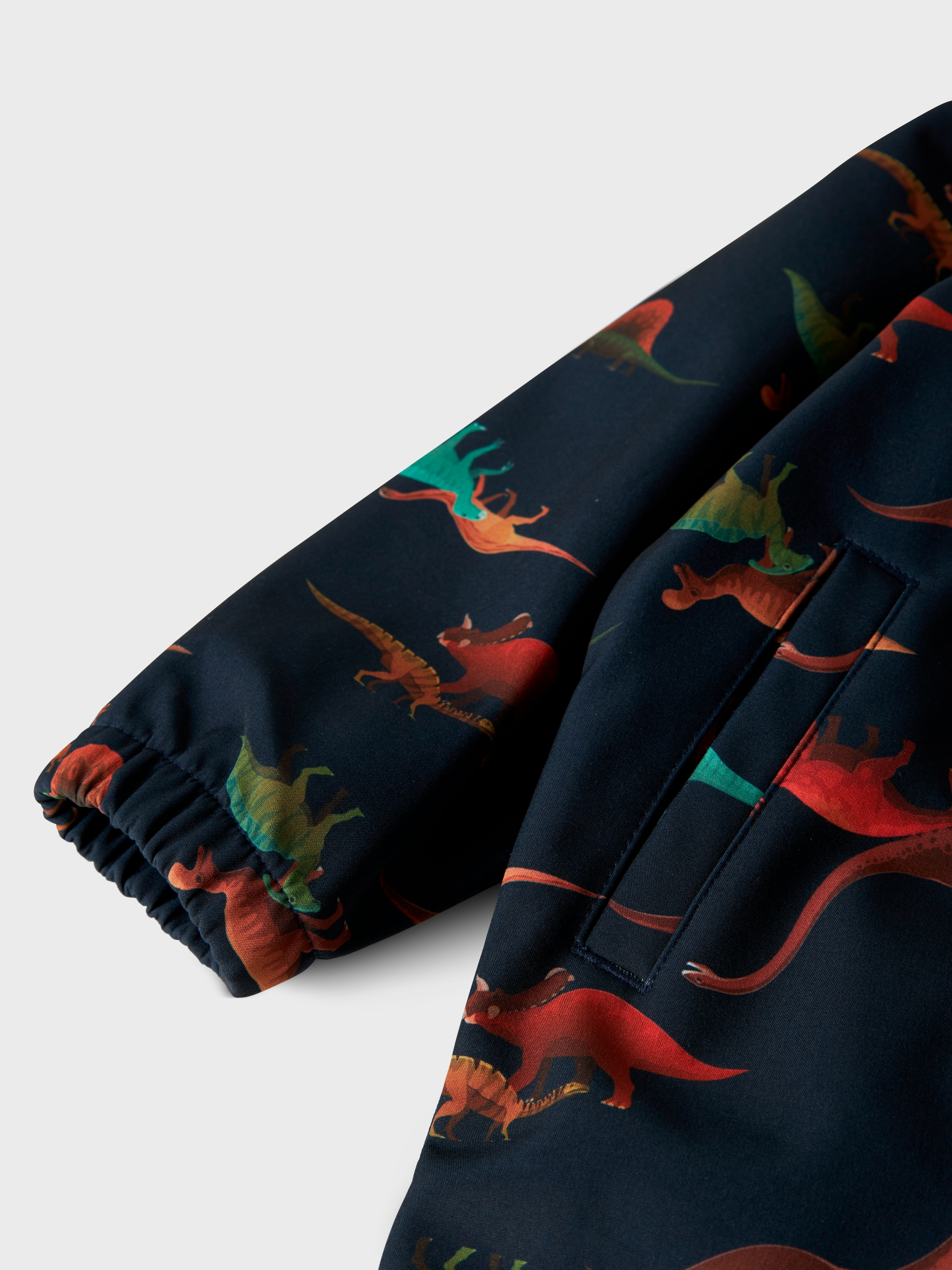 Name It Overall »NMMALFA08 SOFTSHELL SUIT AOP 1FO NOOS« mit dekorativen und reflektierenden Details