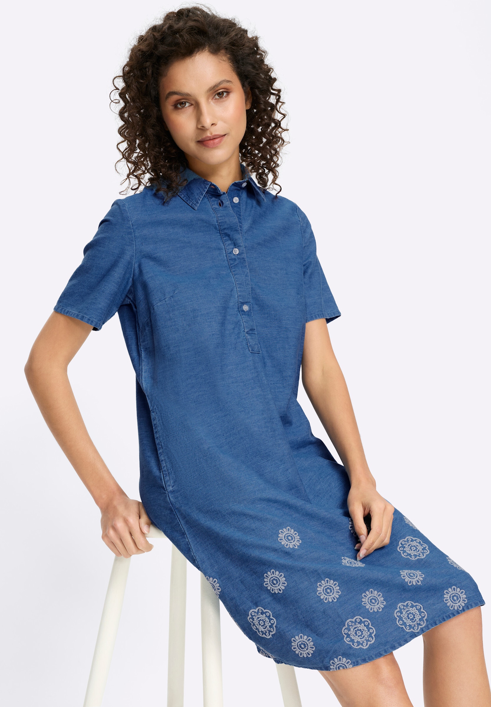 heine Hemdblusenkleid »Jeans-Kleid Jeanskleid mit floraler Stickerei« Ohne Taschen