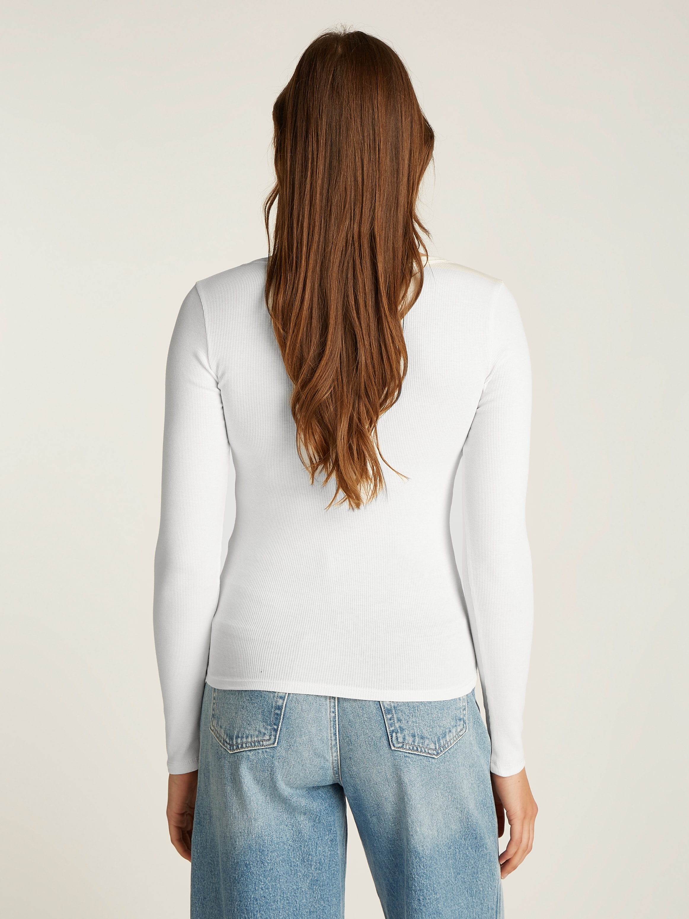 Tommy Jeans Langarmshirt »TJW SLIM ESSENTIAL RIB V LS«, mit Logostickerei
