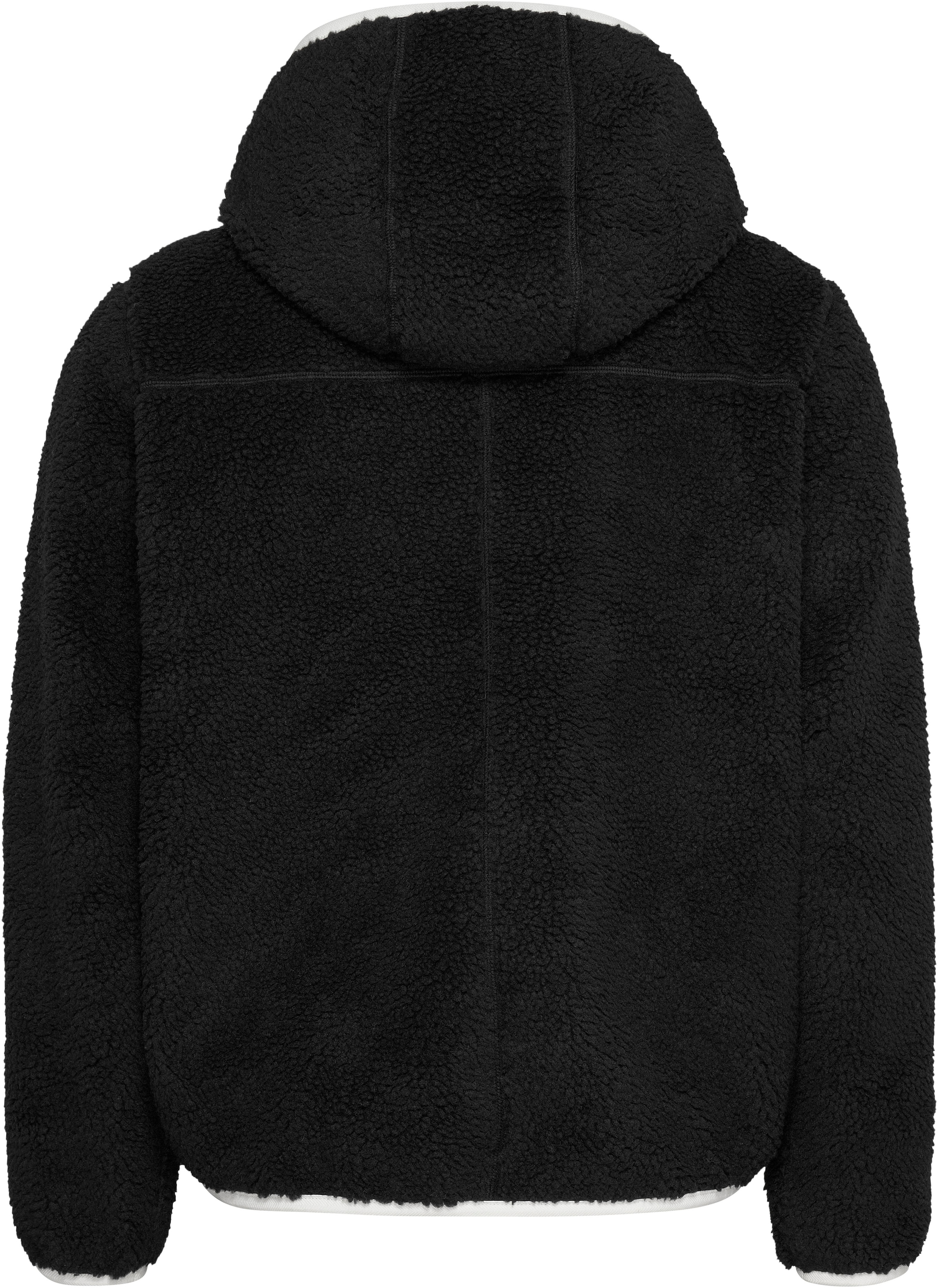 Tommy Jeans Plüschjacke »TJM REG BADGE TEDDY ZIP TRU EXT«, mit Kapuze, mit Logopatch, leicht überschnittene Schultern