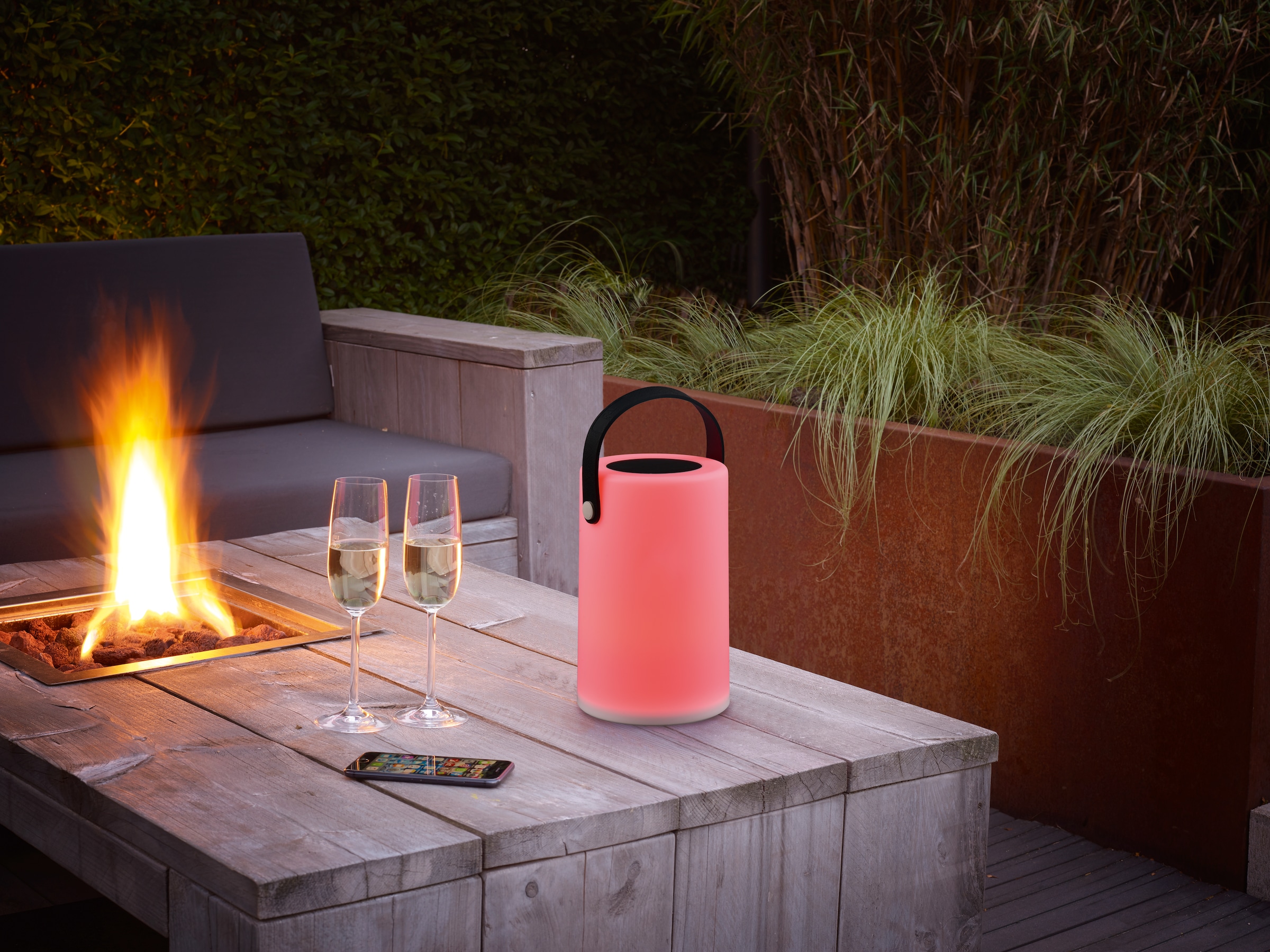 REALITY Leuchten LED Außen-Tischleuchte »GARCIA, Outdoor Tischlampe mit Tragegriff, Akku Solarbetrieb, IP44« LED-Board 1 Stk. Warmweiß USB-Ladeanschluss, RGBW Farbwechsel, Höhe 20 cm Ø 13cm, Schalter