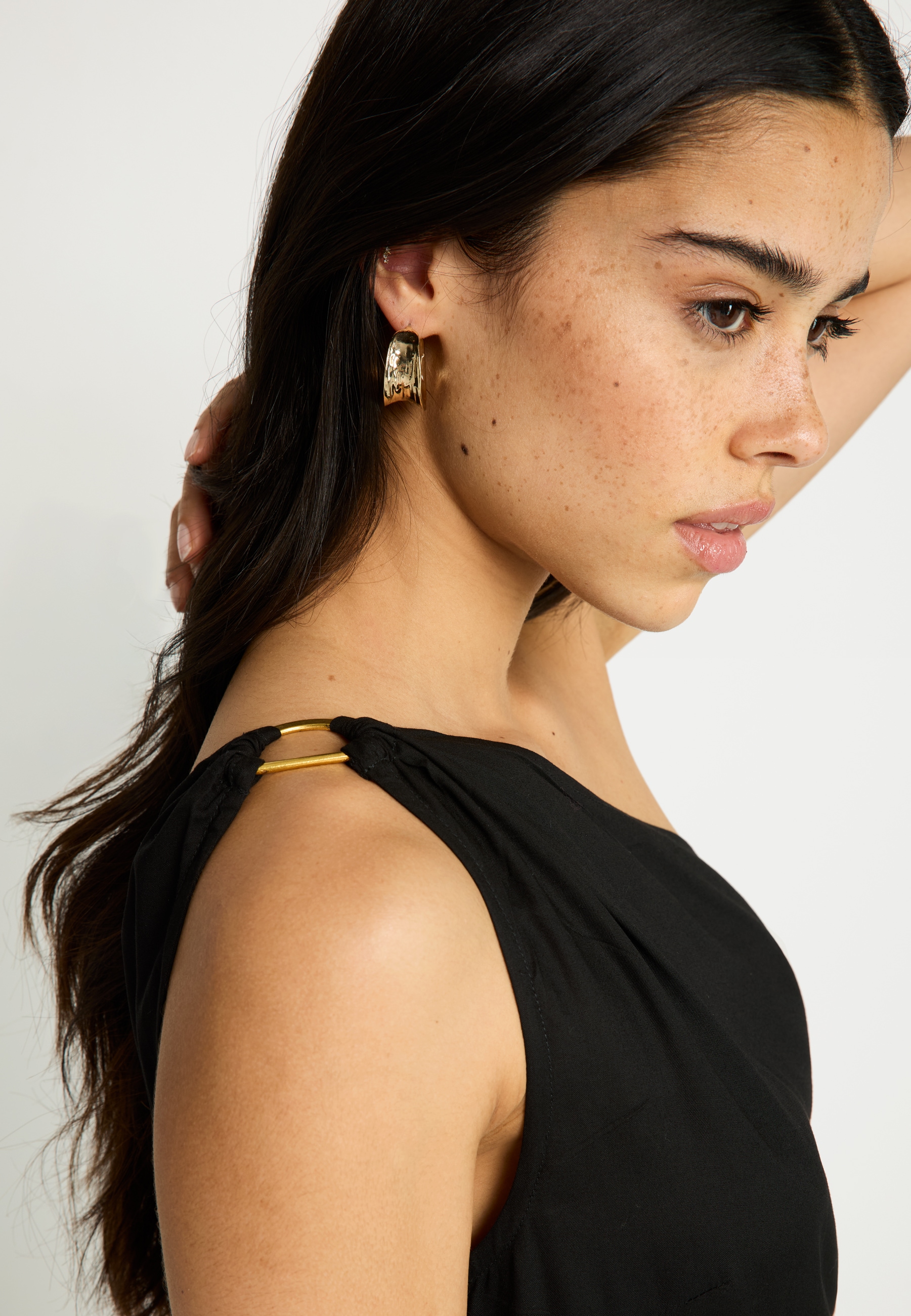 LSCN by LASCANA One-Shoulder-Kleid, mit goldfarbenen Zieraccessoire am Träger, Strandkleid
