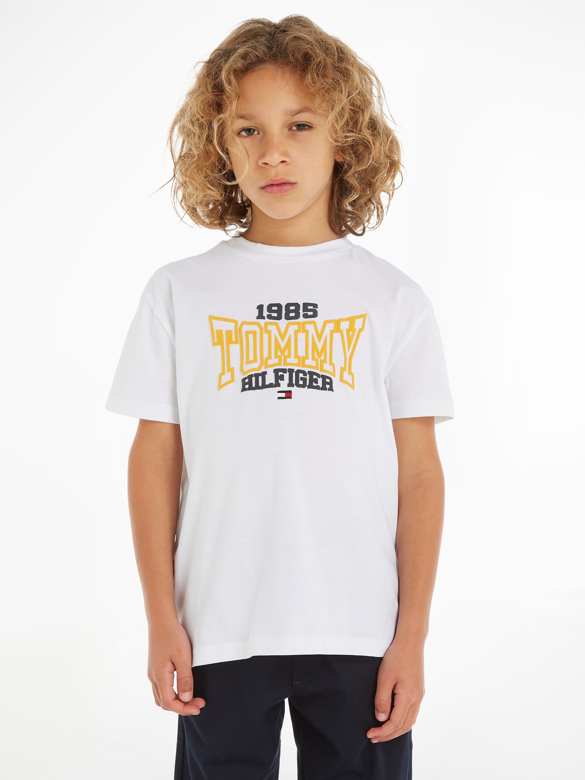 Tommy Hilfiger T-Shirt »TOMMY bei 1985 mit VARSITY S/S«, Print Hilfgier Tommy Varsity TEE modischem 1985