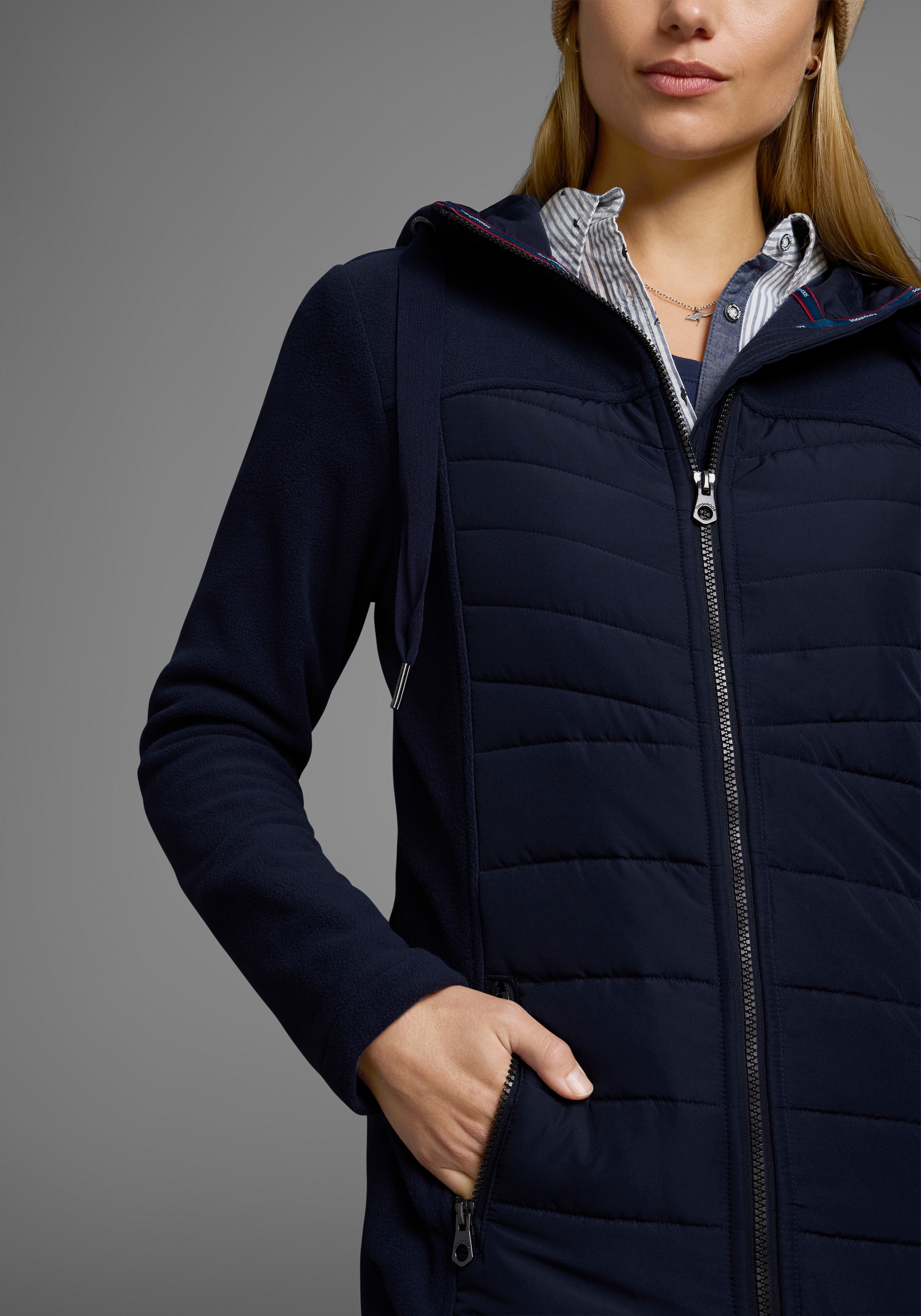 KangaROOS Langjacke, mit Kapuze, leichter Webstoff, figurbetonter Schnitt, mit Kapuze
