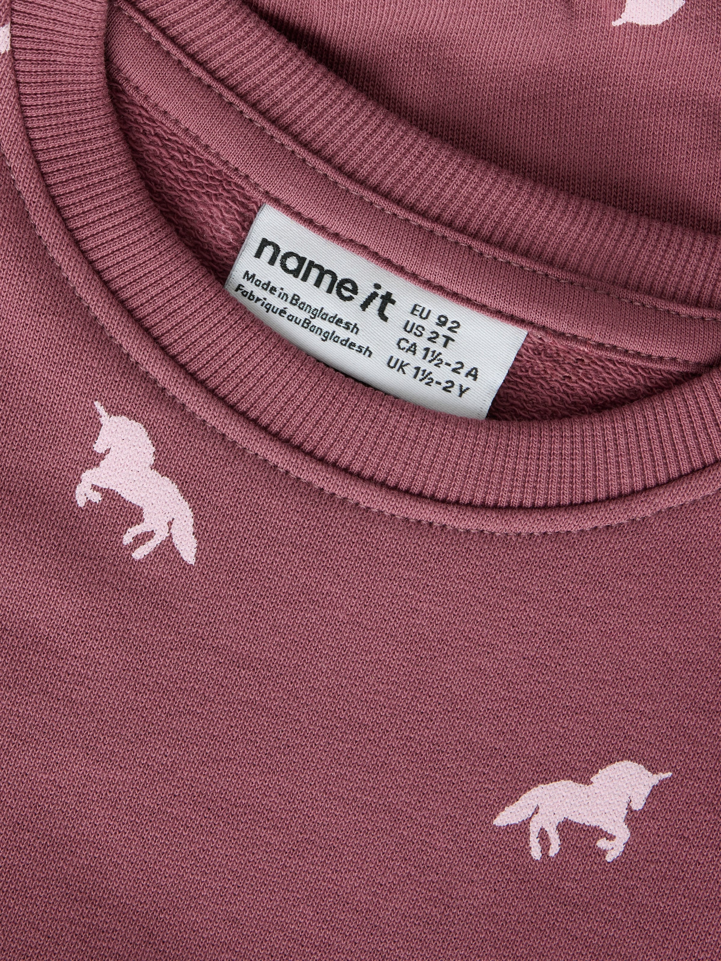 Name It Sweatshirt »NMFVALBA – Sweater mit Herzchen-Alloverdruck und Rippbündchen«, bedruckt, casual, regular fit, Sweatware, Rundhals
