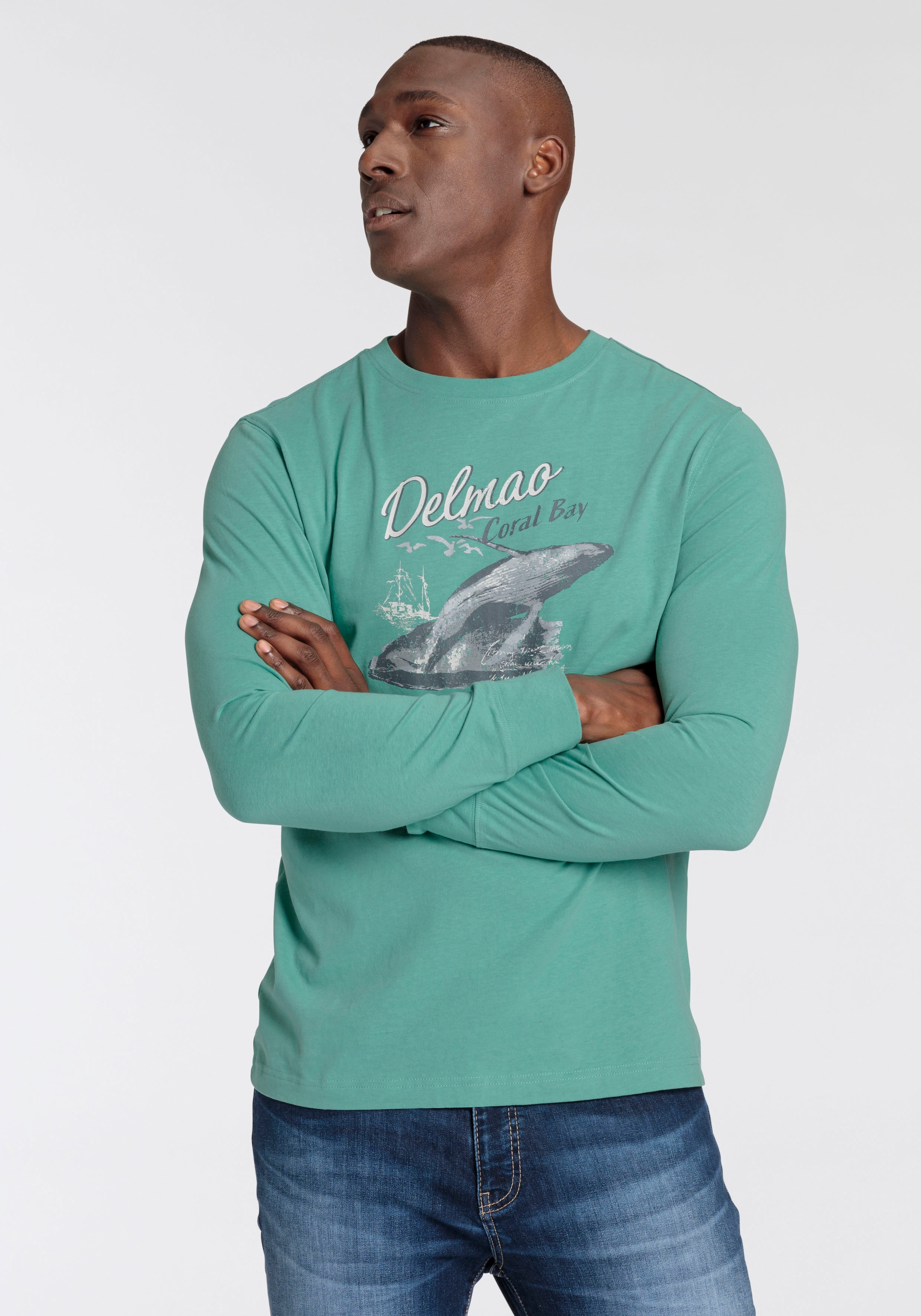 DELMAO Langarmshirt, schmale Passform, mit lässigem Print, Rundhalsausschnitt