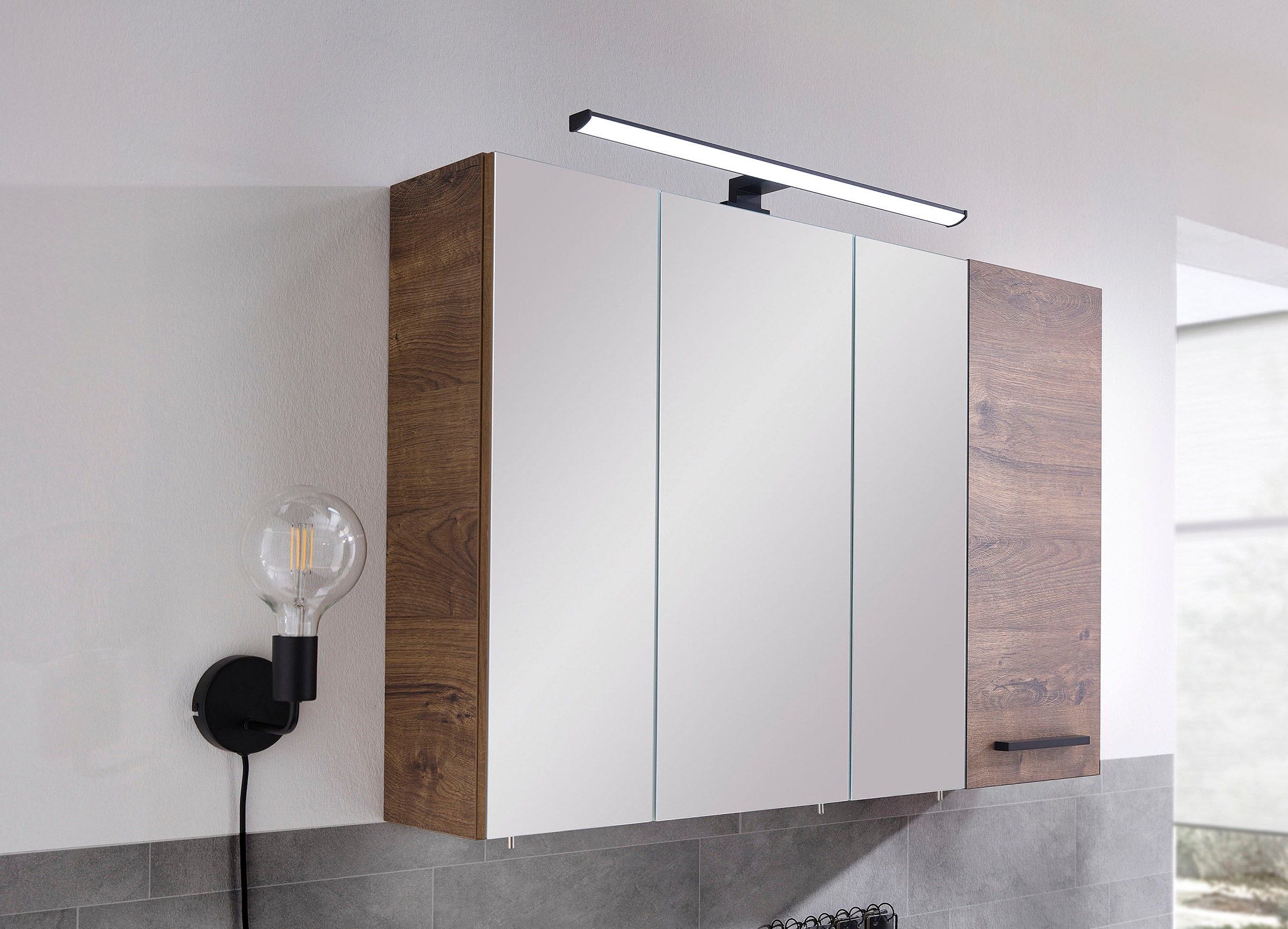 Saphir Spiegelschrank »Quickset 374 Badschrank, 3 Spiegeltüren, 6 Einlegeböden, 75 cm breit«, inkl. LED-Beleuchtung, Türdämpfer, Schalter-/Steckdosenkombination
