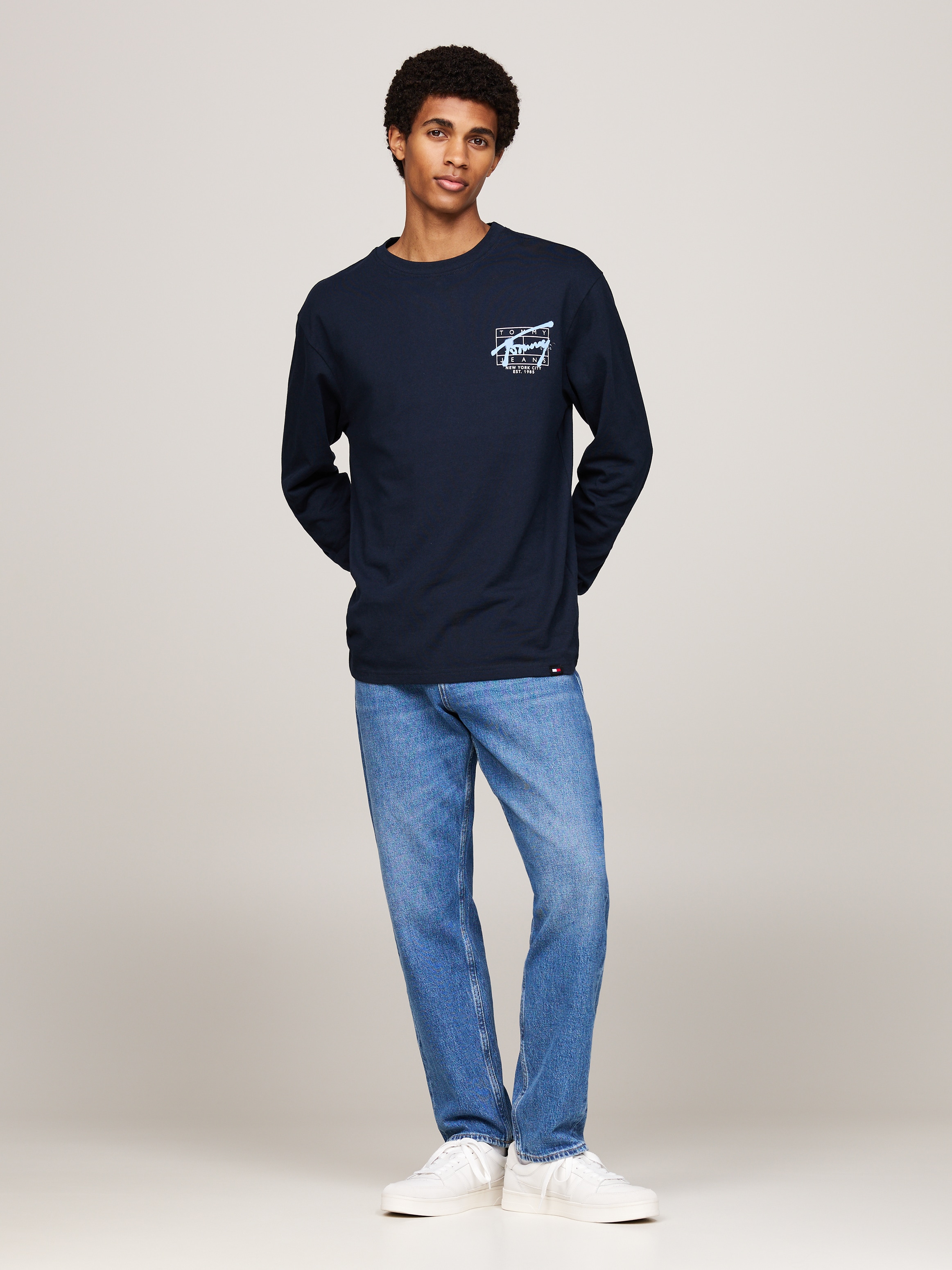 Tommy Jeans Plus Longsleeve »TJM REG SPRAY TEE LS EXT«, Große Größen, mit großem Print auf dem Rücken