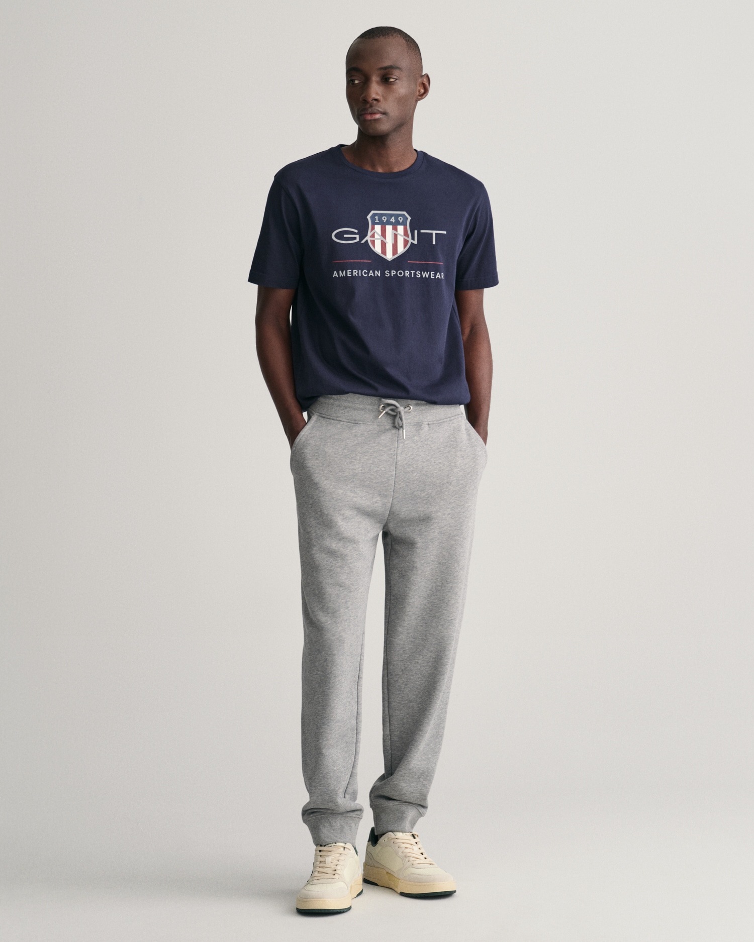 Gant Sweathose »REG SHIELD SWEATPANTS«, mit Logostickerei unterhalb des Bunds