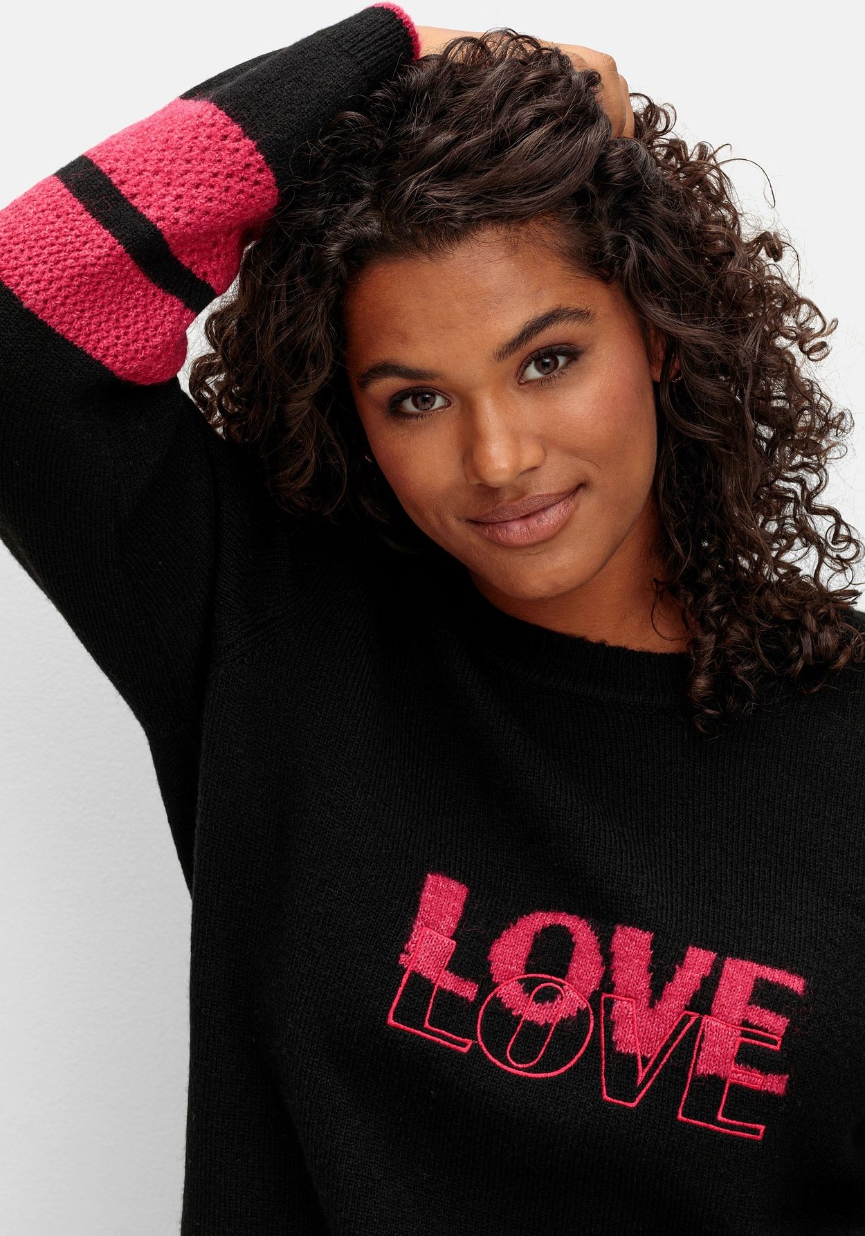 Sheego Rundhalspullover »Pullover mit Intarsienstrickmuster und Stickerei«, mit Intarsienstrickmuster und Stickerei
