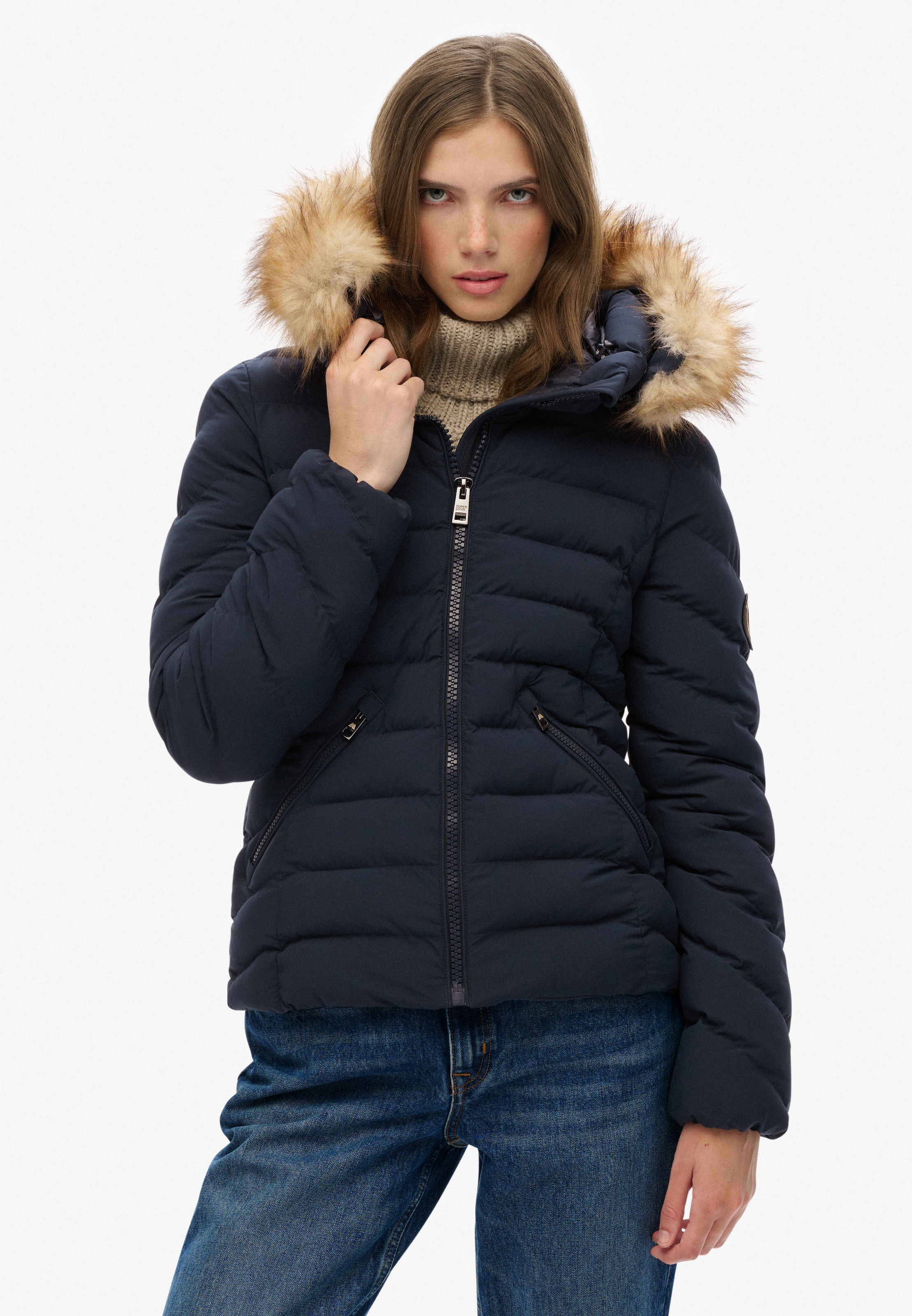 Superdry Steppjacke »FUJI FAUX FUR HOOD PADDED JKT« mit Kapuze mit Markenlabel, Slim Fit, hochschließender Kragen, aus Webmaterial