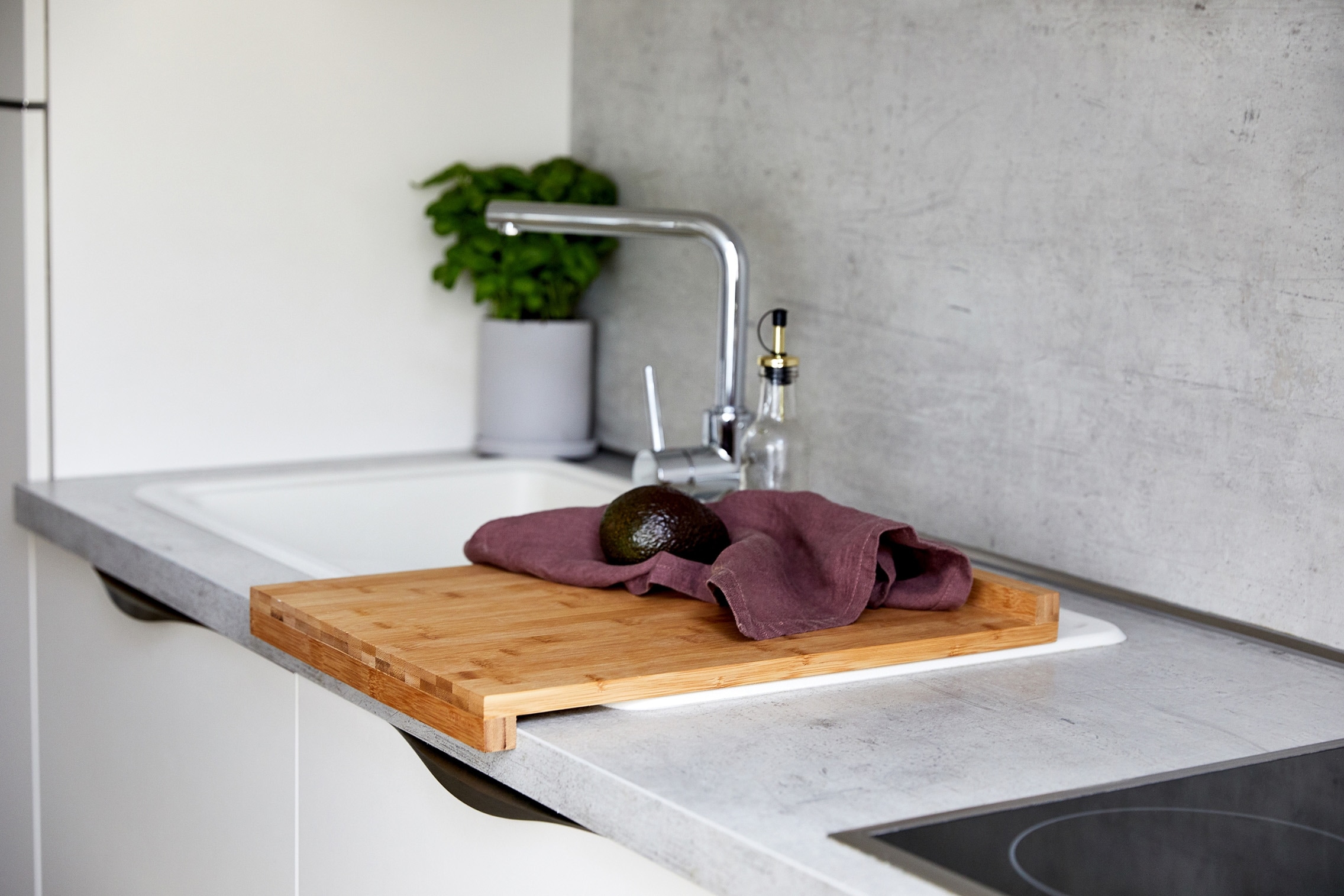 WENKO Schneidebrett »Modell Bambus« Küchenbrett mit Anlegekante, rutschsicher, große Schneidfläche