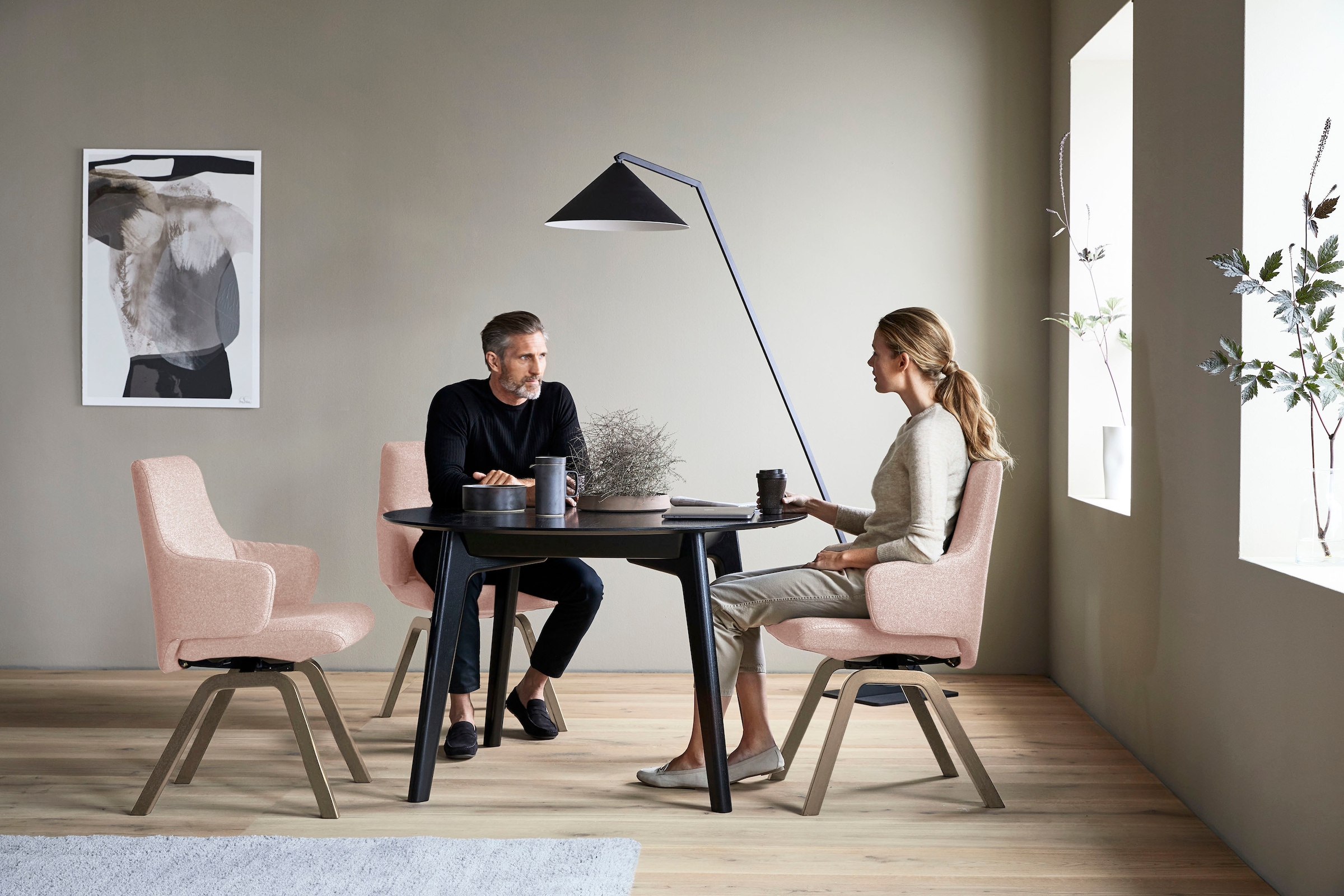 Stressless® Polsterstuhl »Laurel«, ROHLEDER Stoff Q2 FARON, Low Back mit Armlehne, Größe L, mit schräggestellten Beinen in Schwarz