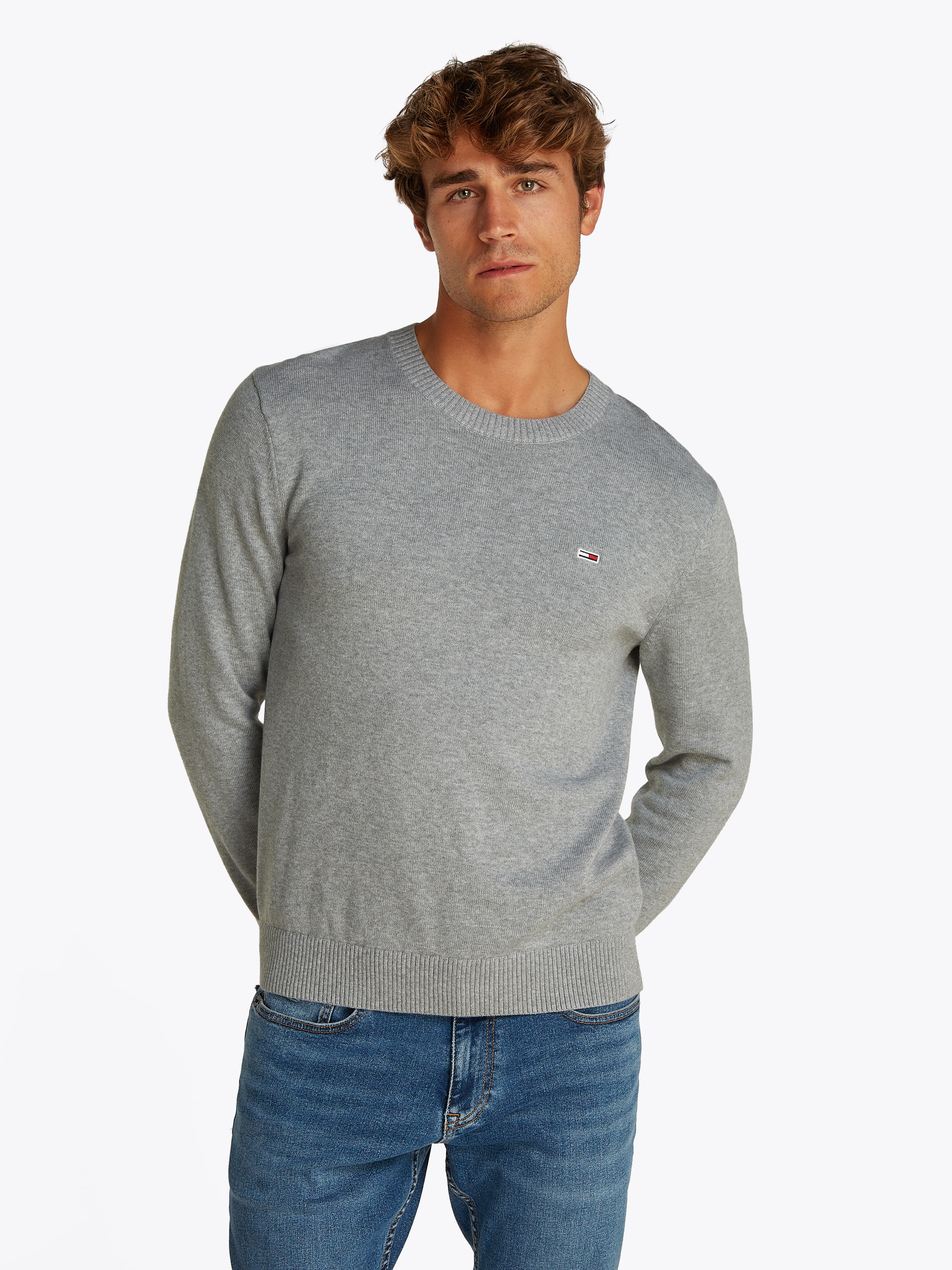 Tommy Jeans Rundhalspullover »TJM SLIM ESSENTIAL LIGHT SWEATER«, mit Flag-Patch