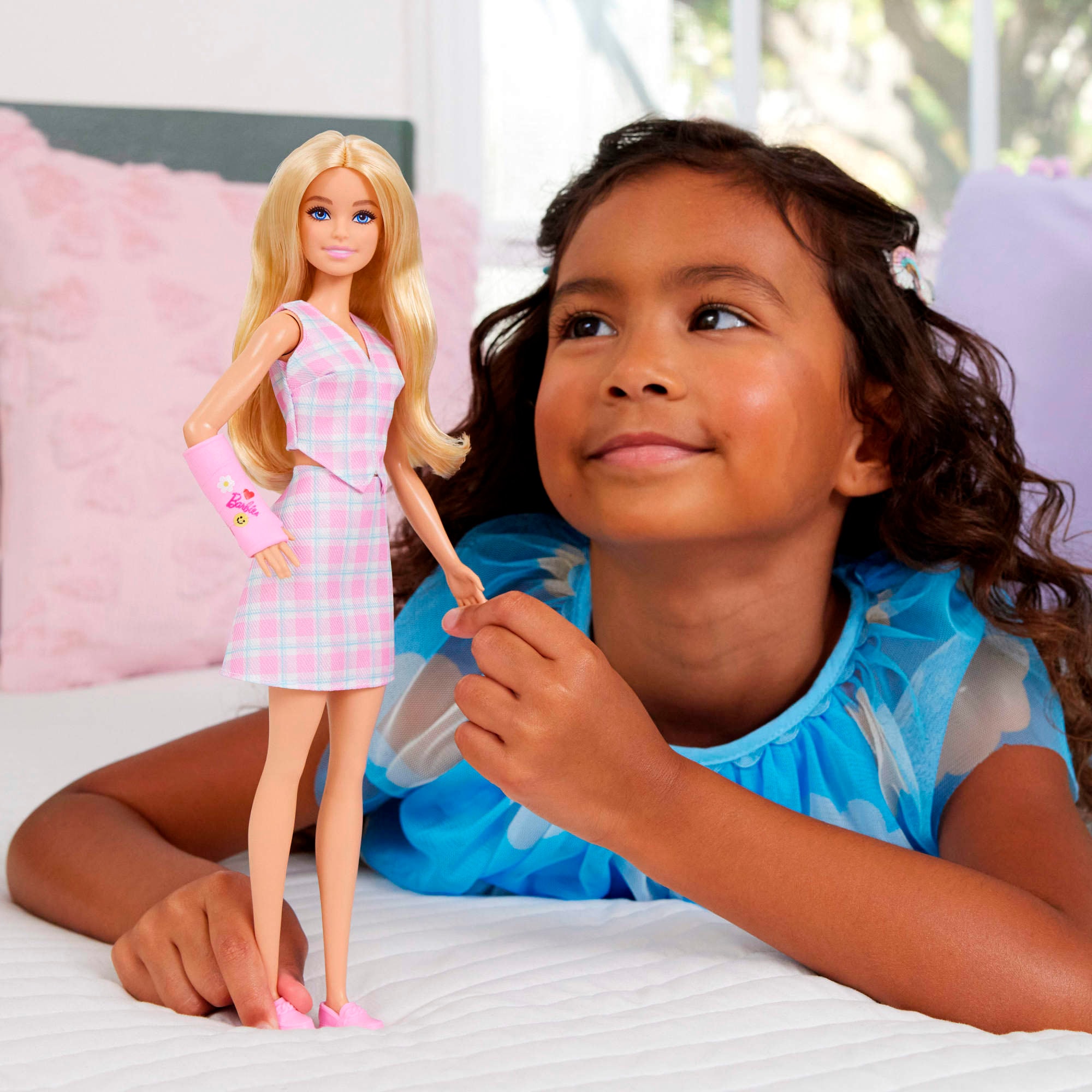 Barbie Anziehpuppe »Barbie Fashionista mit Armgips«