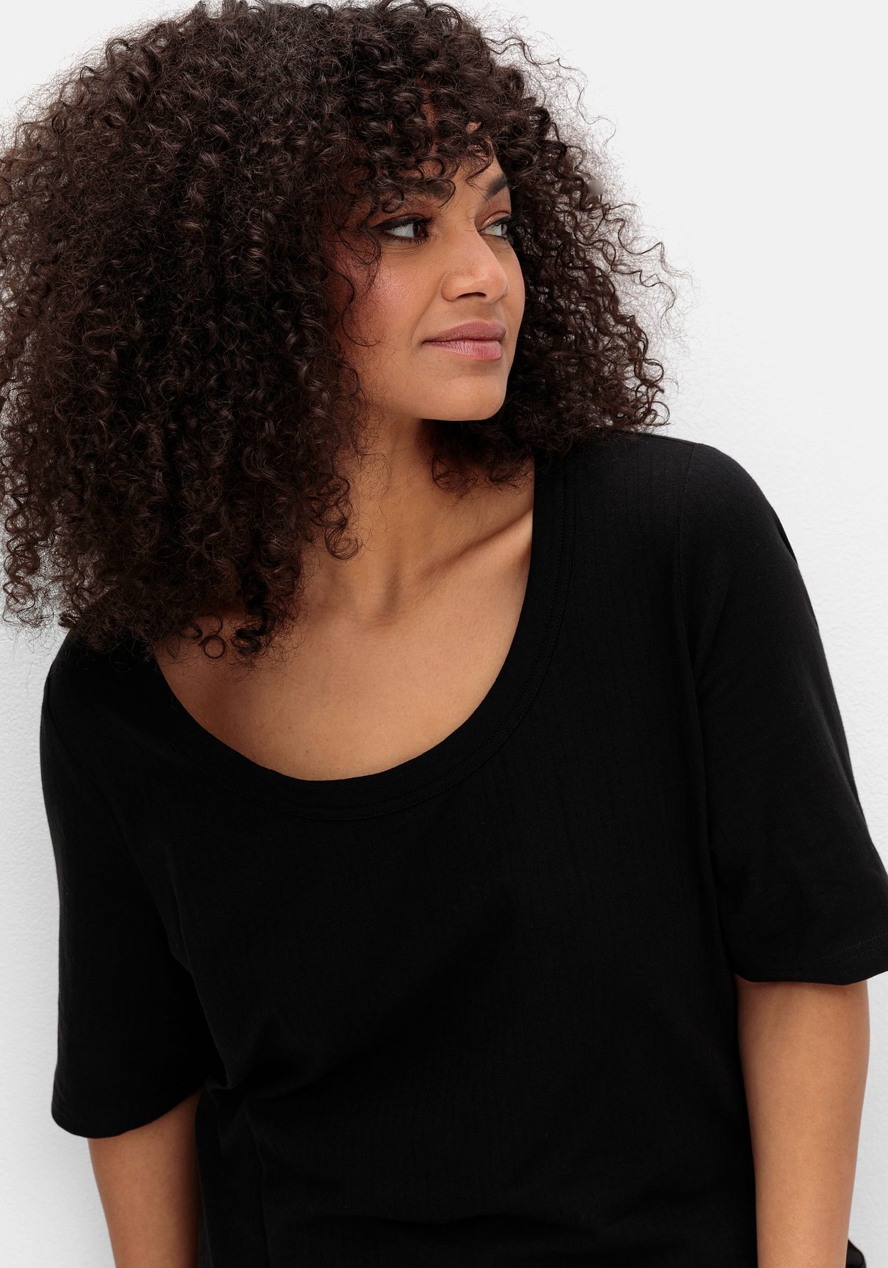 Sheego T-Shirt »Shirt mit weitem Rundhalsausschnitt, in Rippstruktur«