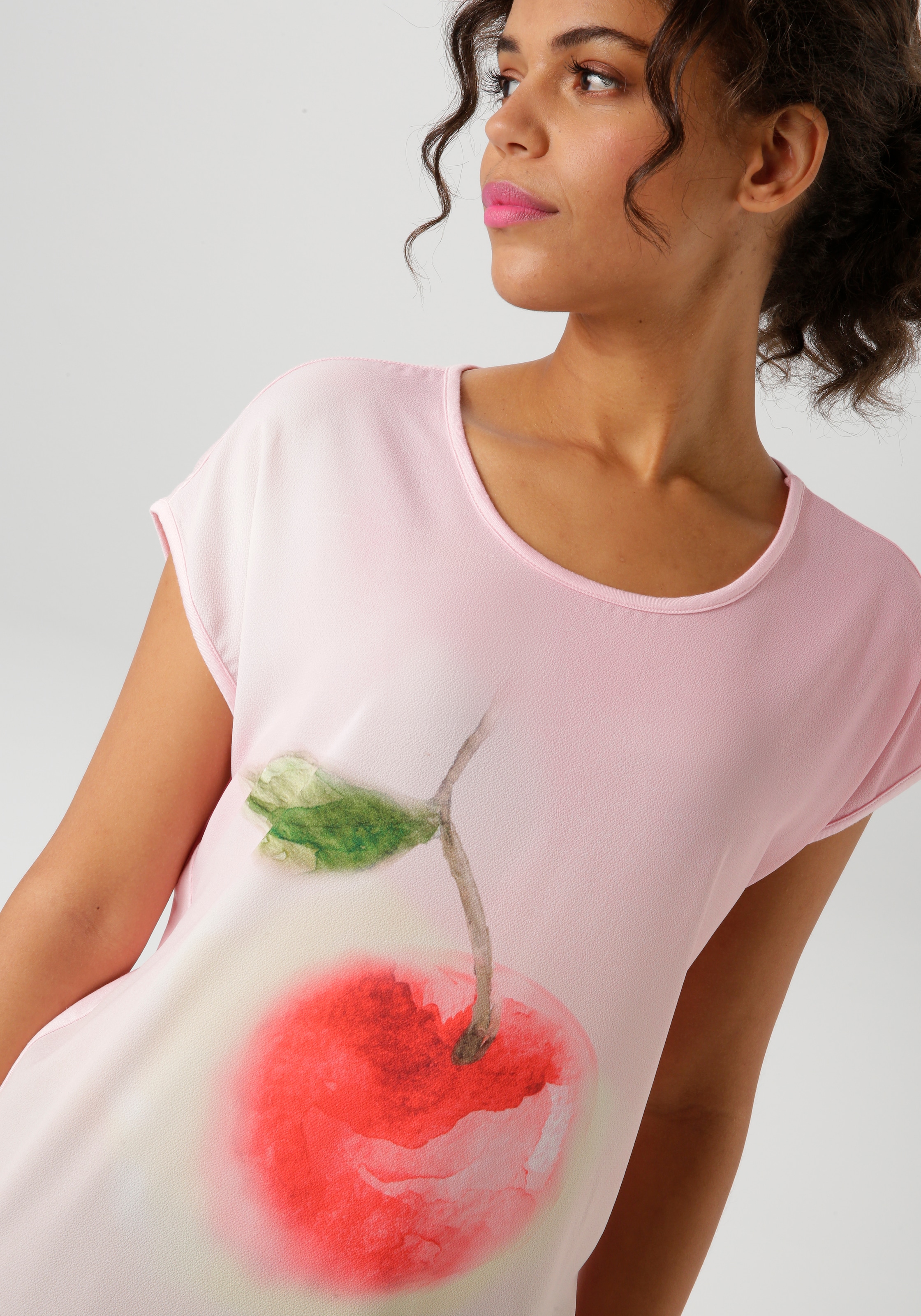 Aniston CASUAL Shirtbluse, mit Kirsche im Aquarell-Dessin bedrucktes Vorderteil