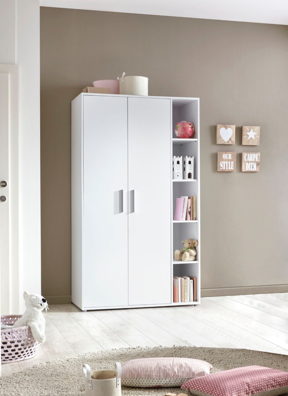 BMG Möbel Babyzimmer-Komplettset »Luis«, (Set, 5 tlg., Bett + Wickelkommode + 2-trg. Schrank + Standregal + Wandboard), Bett + Wickelkommode + 2-trg. Schrank + Standregal + Wandboard