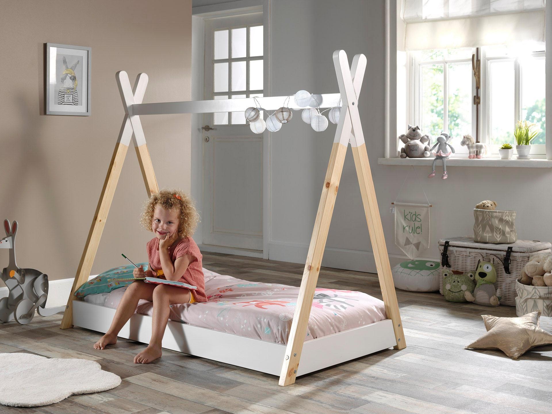Vipack Kinderbett »Tipi, mit Querstange in Zelt-Optik, Kiefer massiv« inkl. Lattenrost, Bettrahmen in Weiß, 2 Größen zur Auswahl,  Bodenfreiheit 1,5 cm für bessere Belüftung