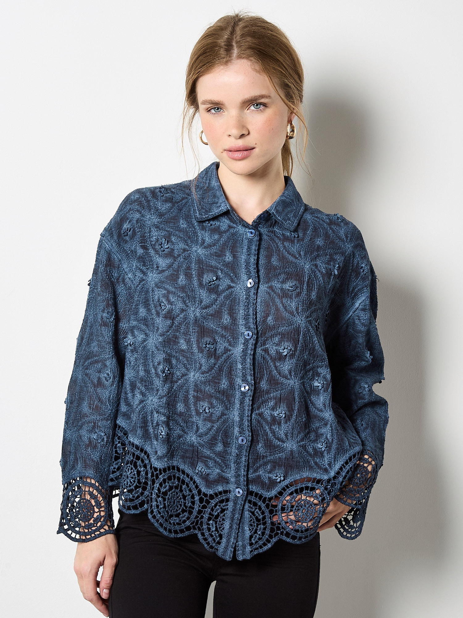 Apricot Spitzenbluse »Strukturierte Baumwollbluse mit Blumenmuster und Häkelverzierung« mit Stickerei und Spitze