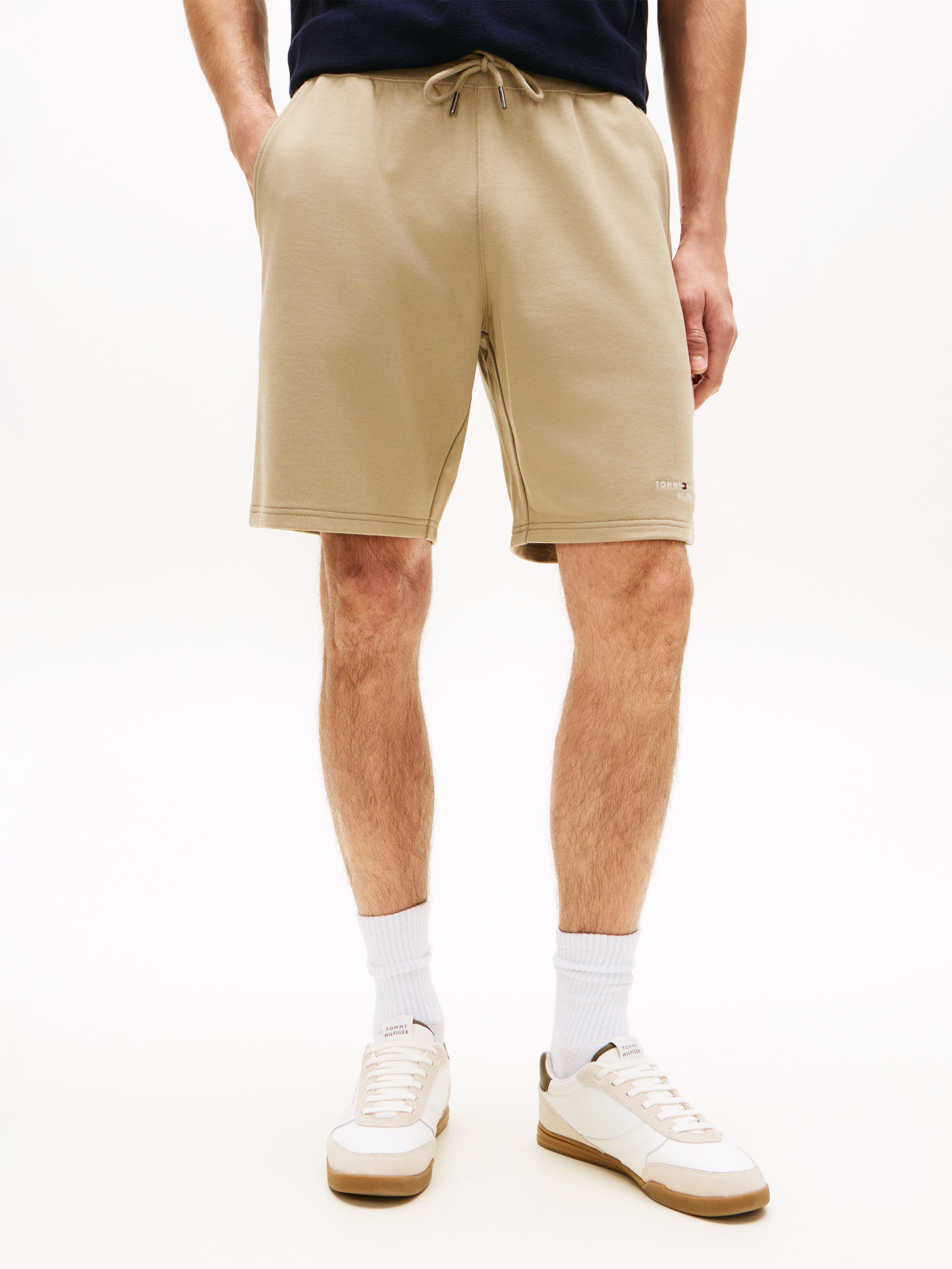 Tommy Hilfiger Sweatshorts »TOMMY LOGO«  Regular fit mit elastischem Bund