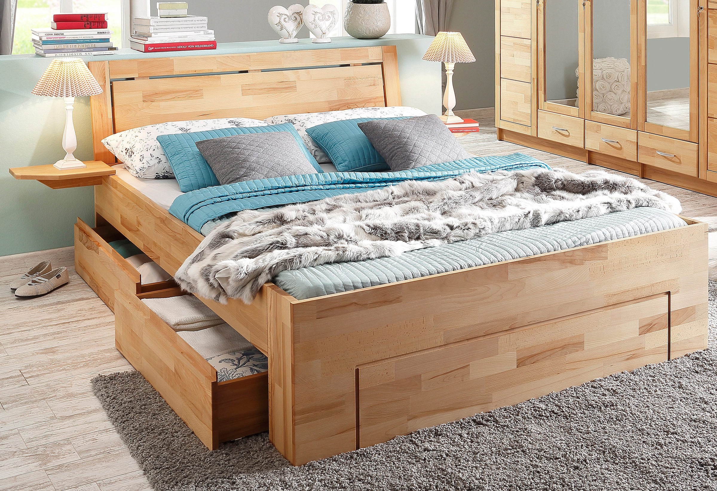 Doppelbett mit Stauraum aus hellem Holz