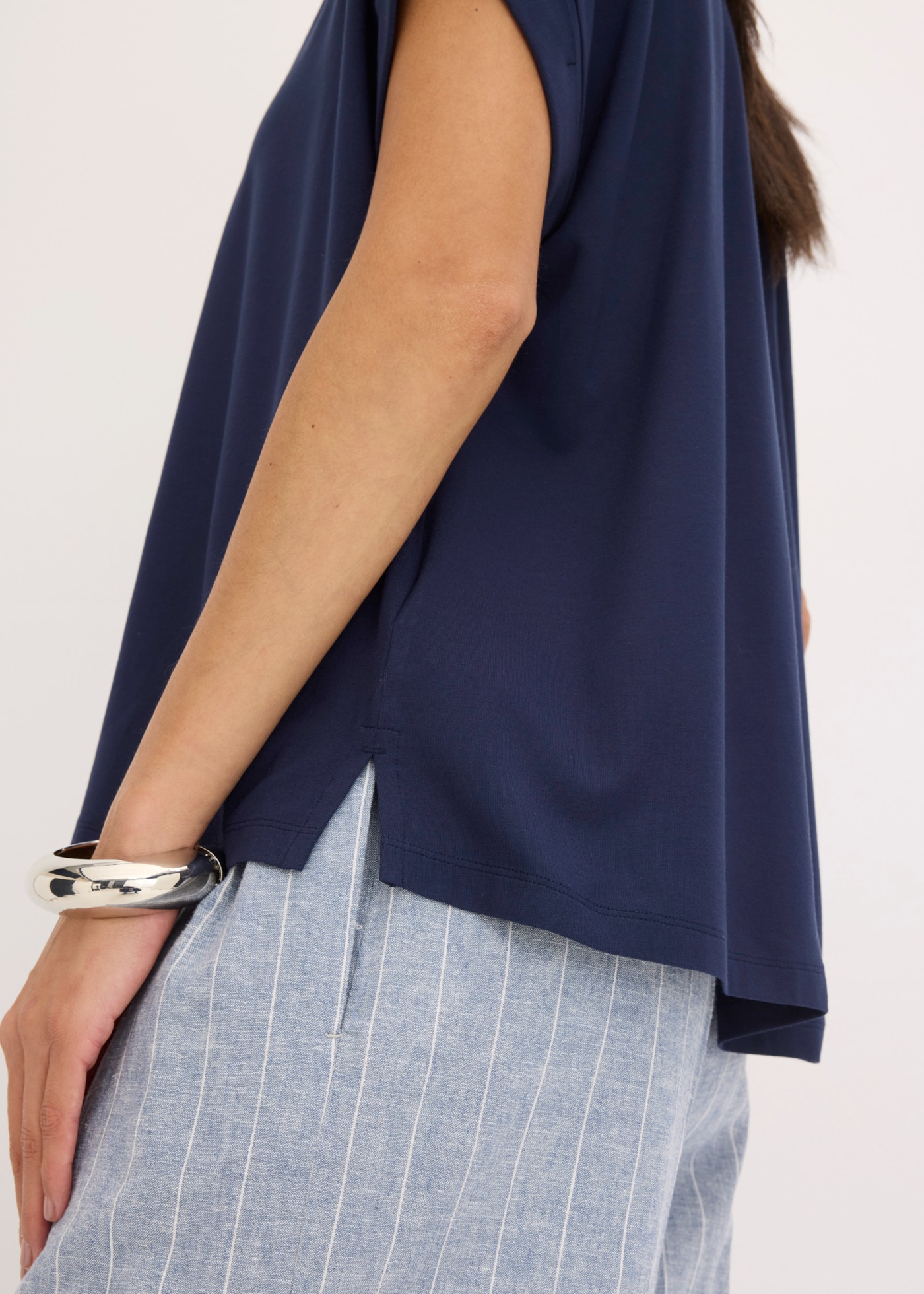 bonprix Blusenshirt aus Viskose, lässige Passform, Kurzarm, ohne Kragen, festlicher Stil