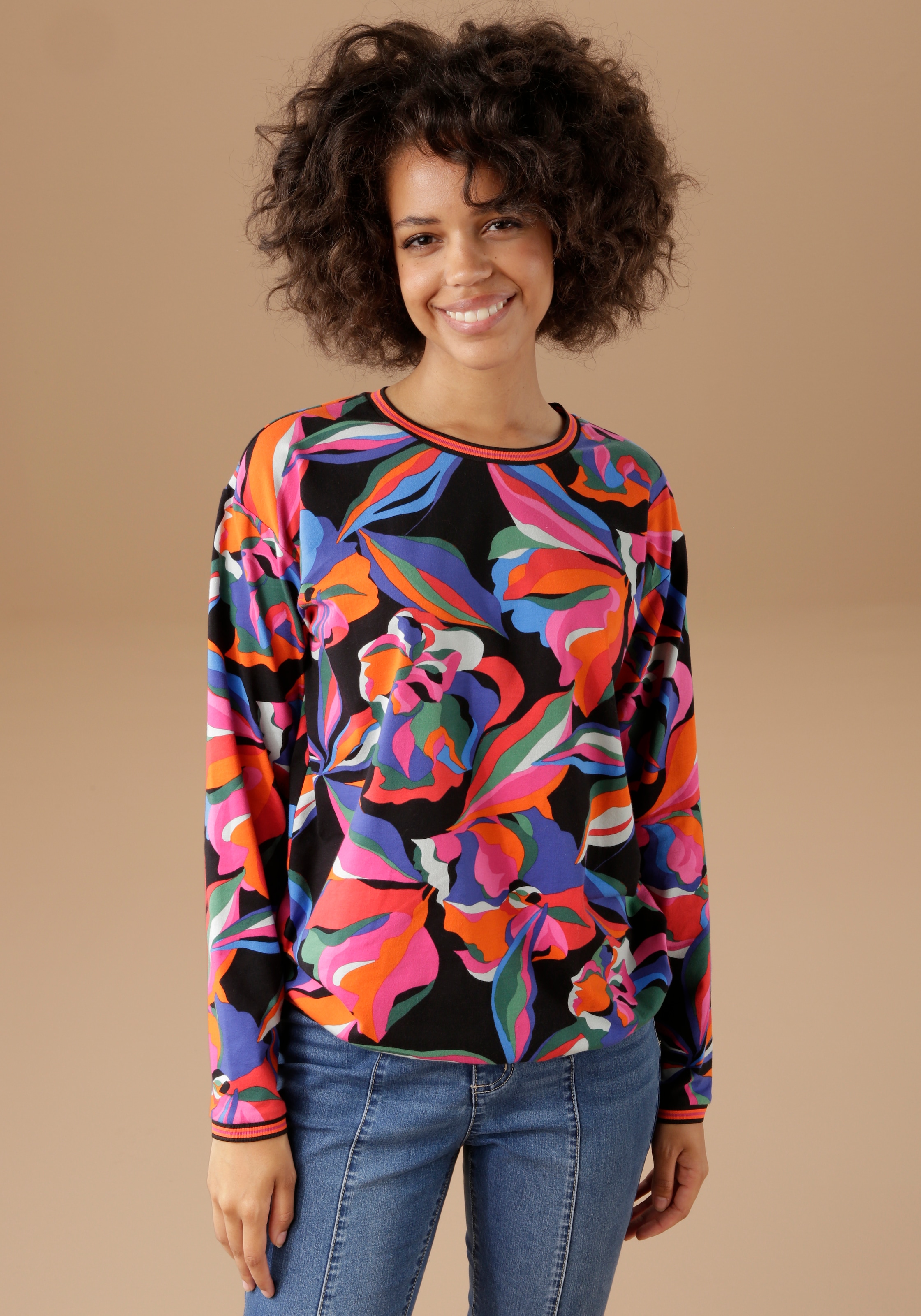 Aniston CASUAL Sweatshirt, mit bunten, graphischen Blumen bedruckt bei ♕