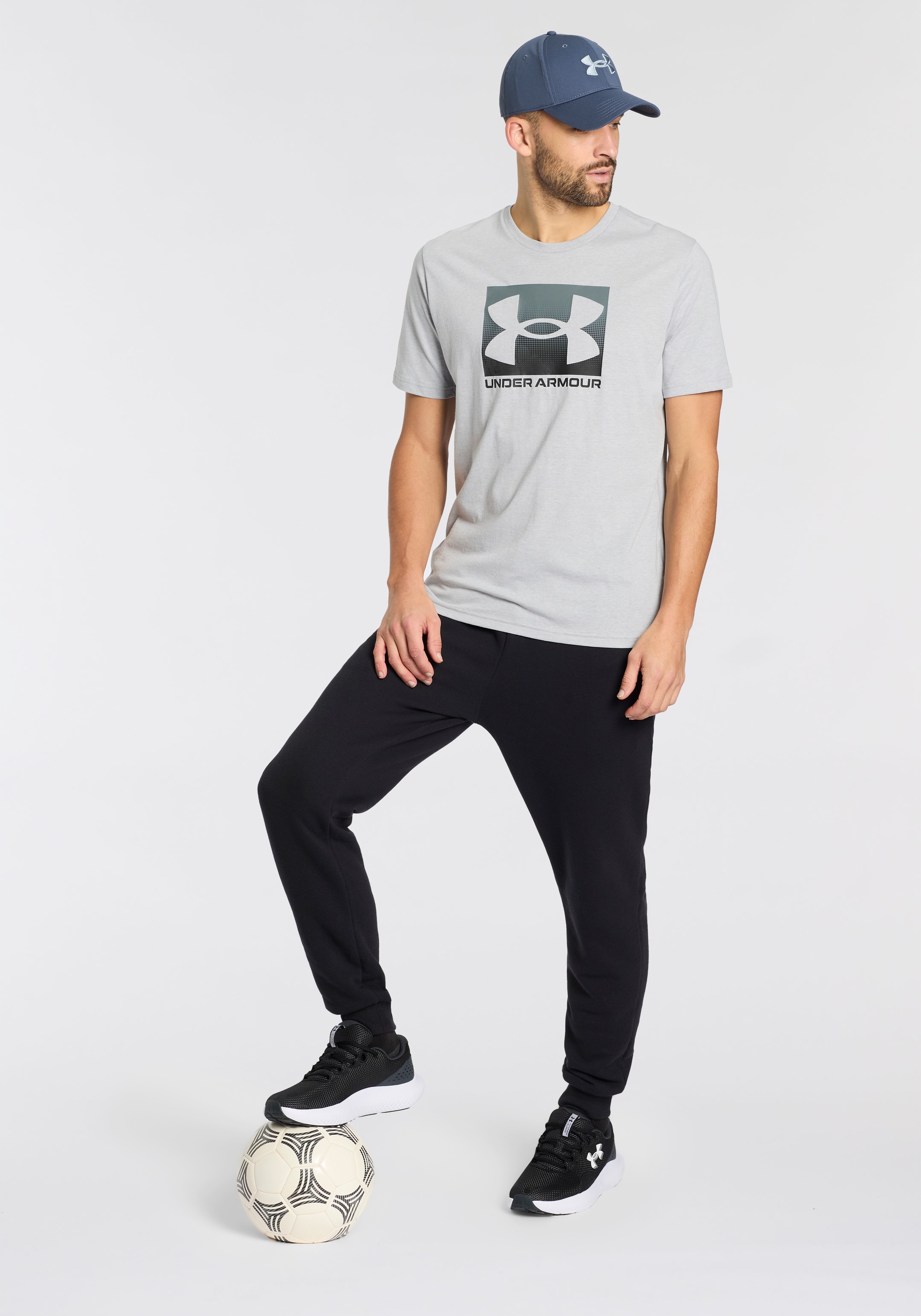 Under Armour® T-Shirt »UA M BOXED SPORTS UPDATED SS« sportlicher Stil, Rundhalsausschnitt, aus Baumwolle und Polyester
