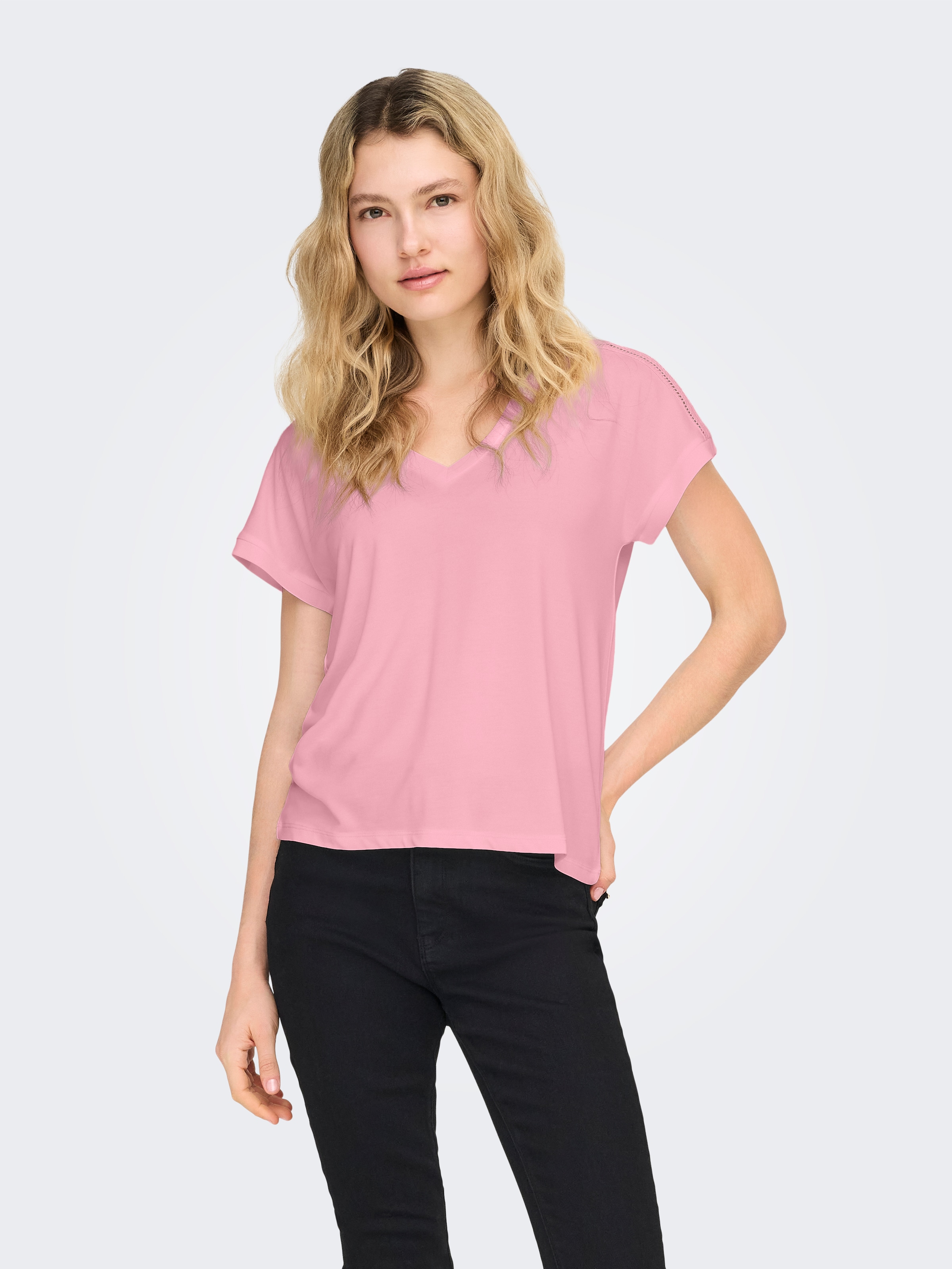 ONLY V-Shirt »ONLFREE LIFE S/S V-NECK LACE TOP JRS« Materialmix, loose fit, V-Ausschnitt