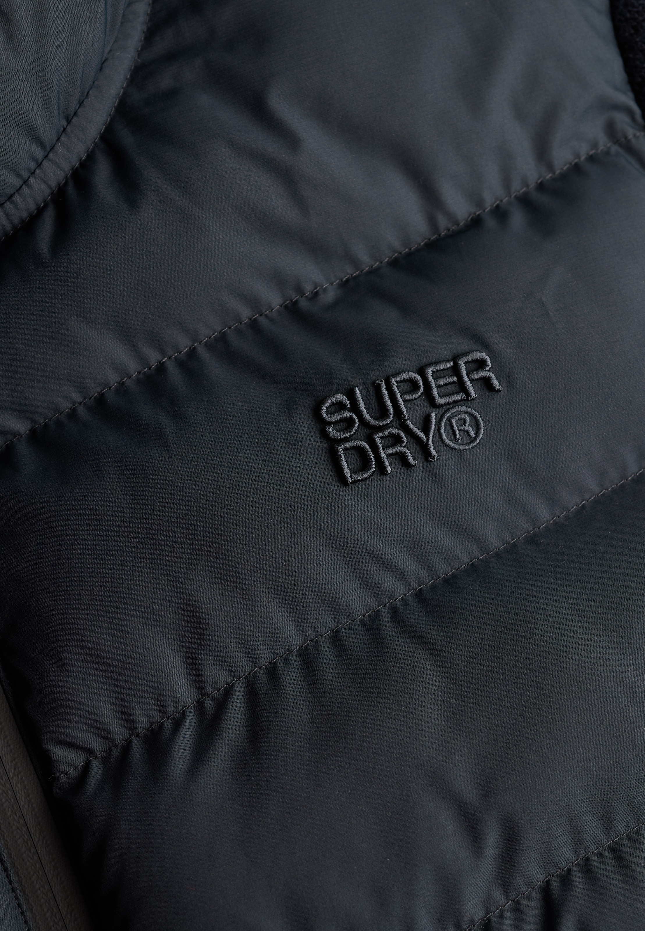 Superdry Hybridjacke »HOODED STORM KNIT HYBRID JKT« mit Kapuze Kunstfaser, slim fit