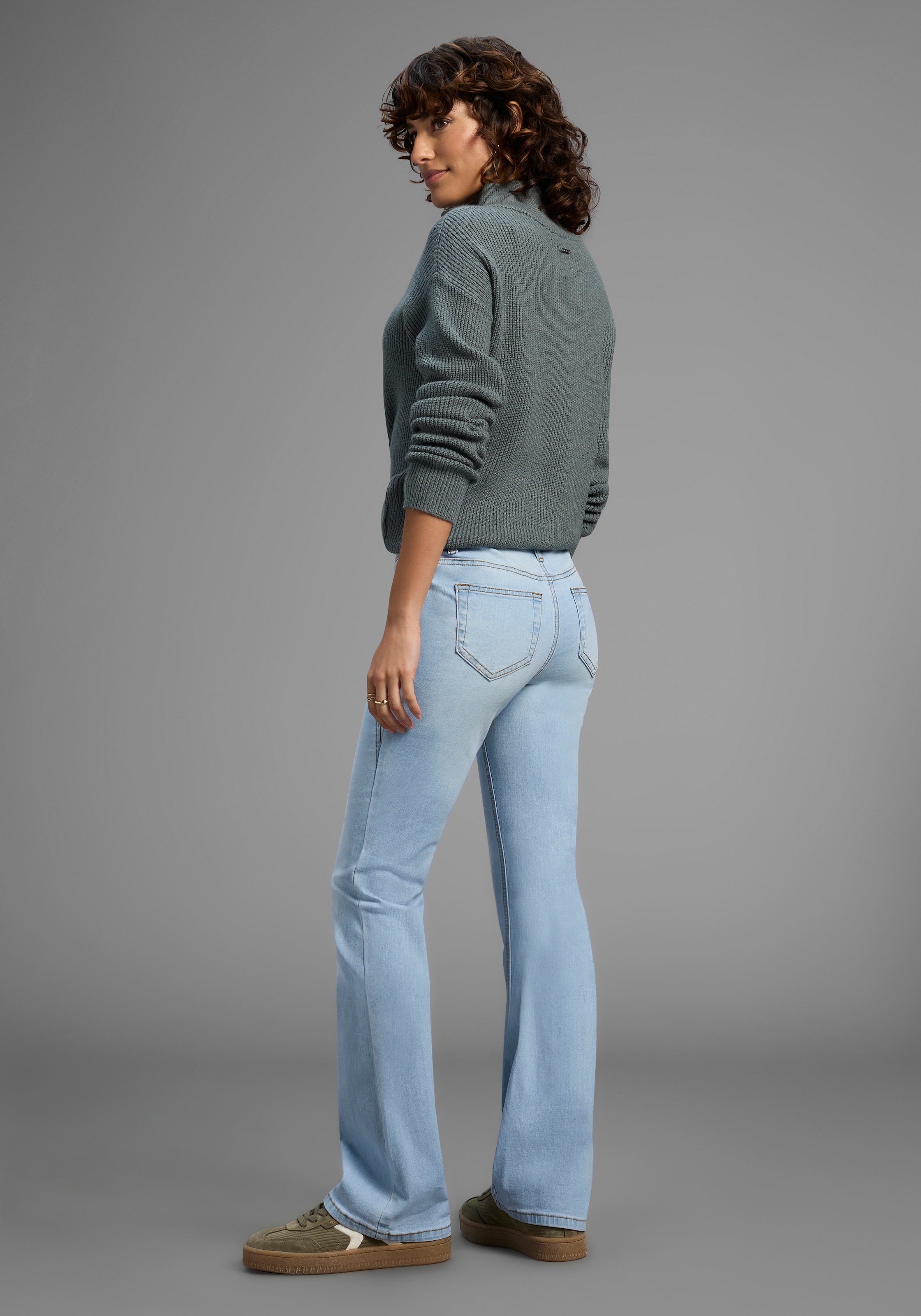 Arizona Bootcut-Jeans »mit Keileinsätzen«, ausgestellte Beinform, niedrige Leibhöhe, elastisches Material