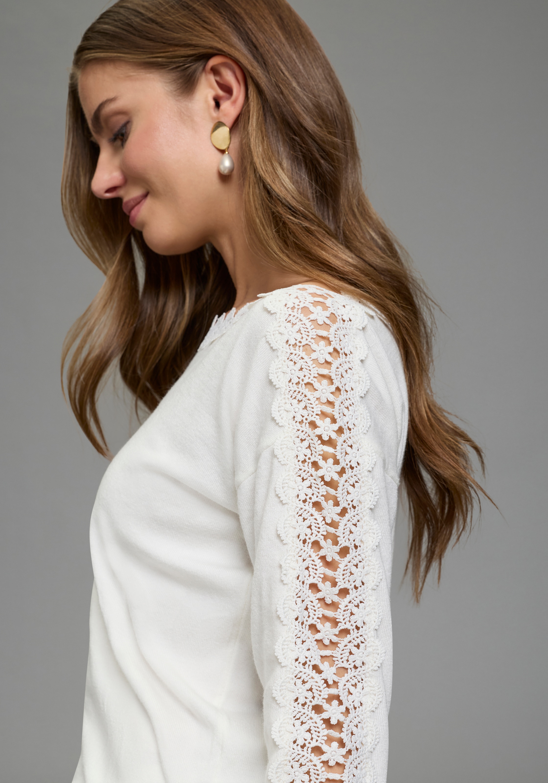 Laura Scott Strickpullover »aus leichtem Feinstrick« leichter Übergangspullover mit femininem Spitzeneinsatz