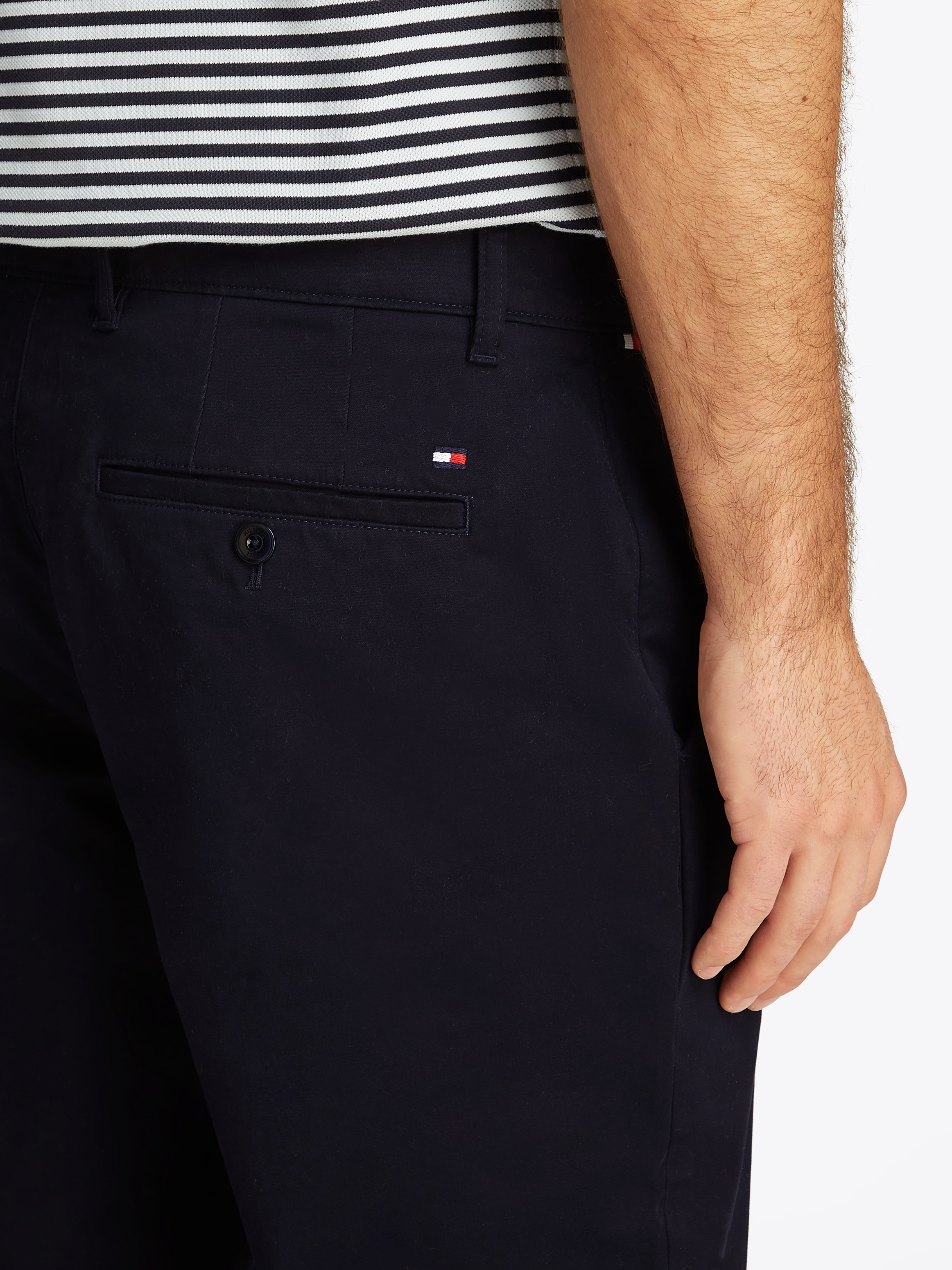 Tommy Hilfiger Chinohose »DENTON CHINO SATIN«, mit Gesäßtaschen mit Knopf, Logostickerei