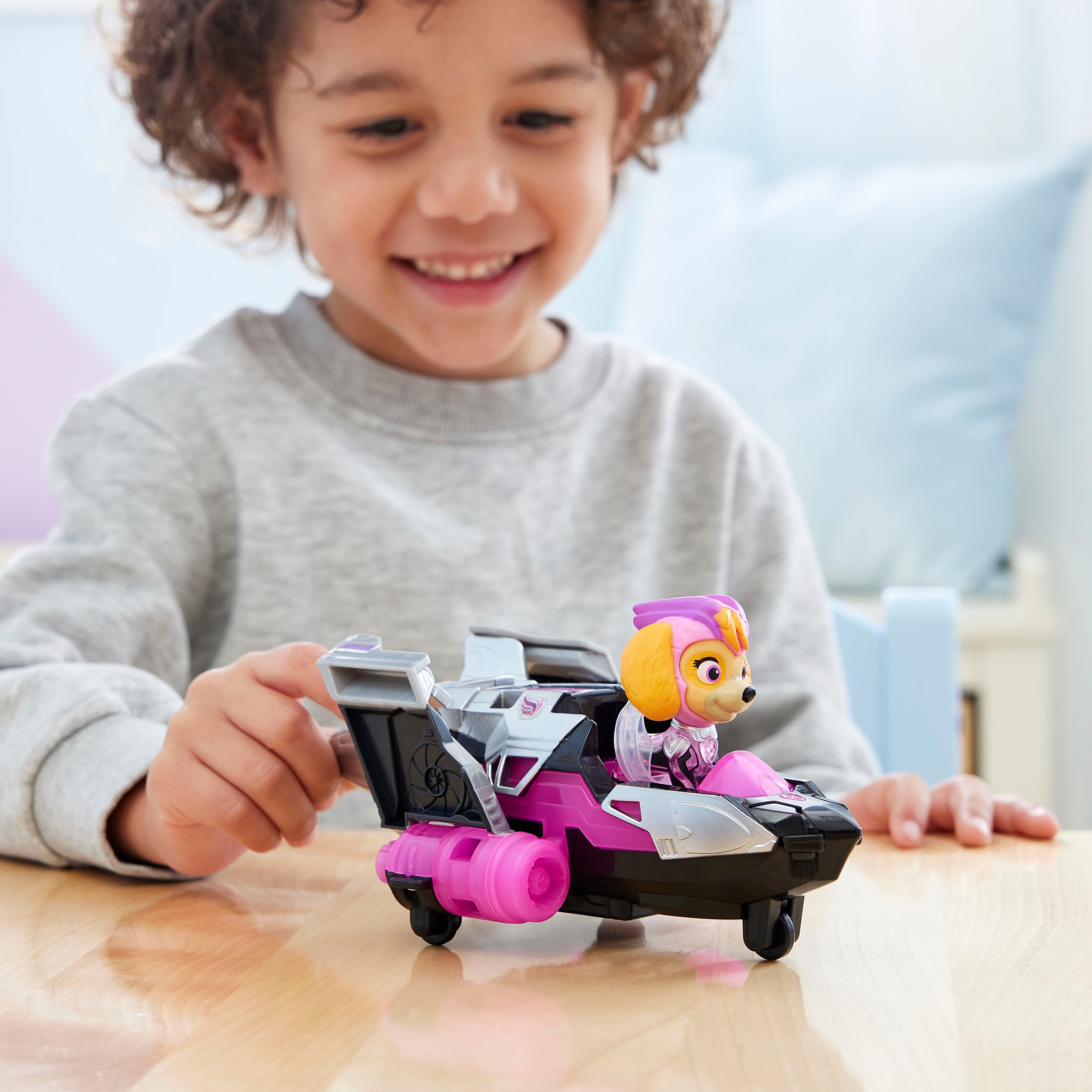 Spin Master Spielzeug-Auto »Paw Patrol - Movie II - Basic Themed Vehicles Skye«, Flugzeug mit Welpenfigur, Licht- und Soundeffekt