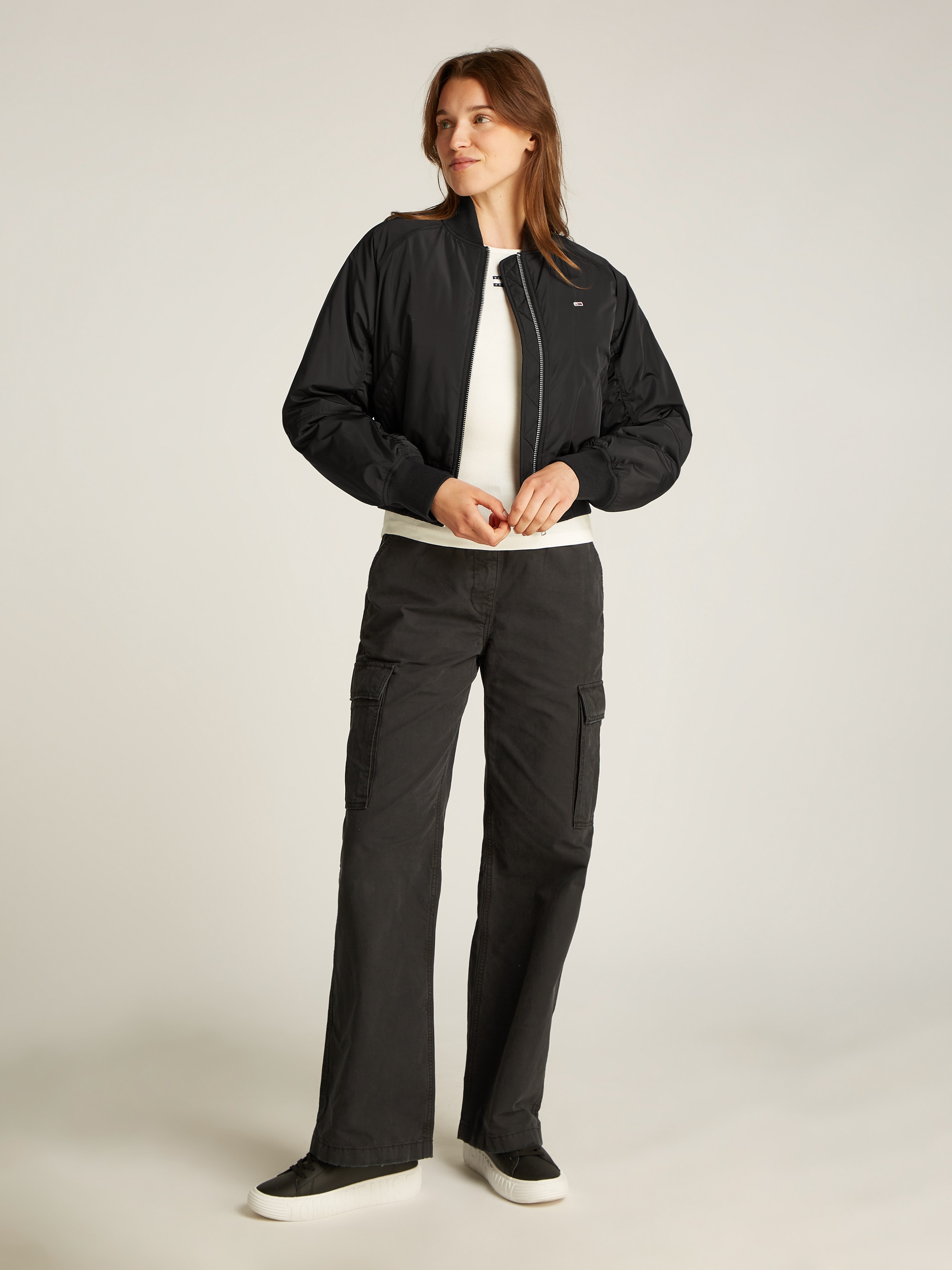 Tommy Jeans Bomberjacke, mit leichter Wattierung, mit Logostickerei