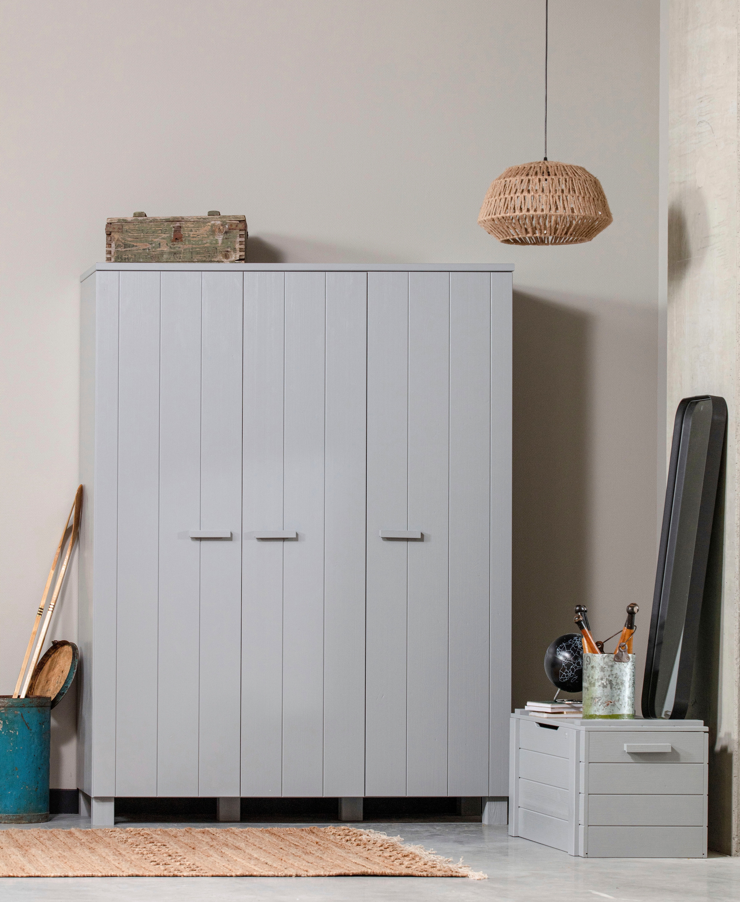 WOOOD Kleiderschrank »Dennis mit gebürsteter Oberfläche (3-türig)« FSC® Massivkiefer, gebürstet, Hang- und Legbereich
